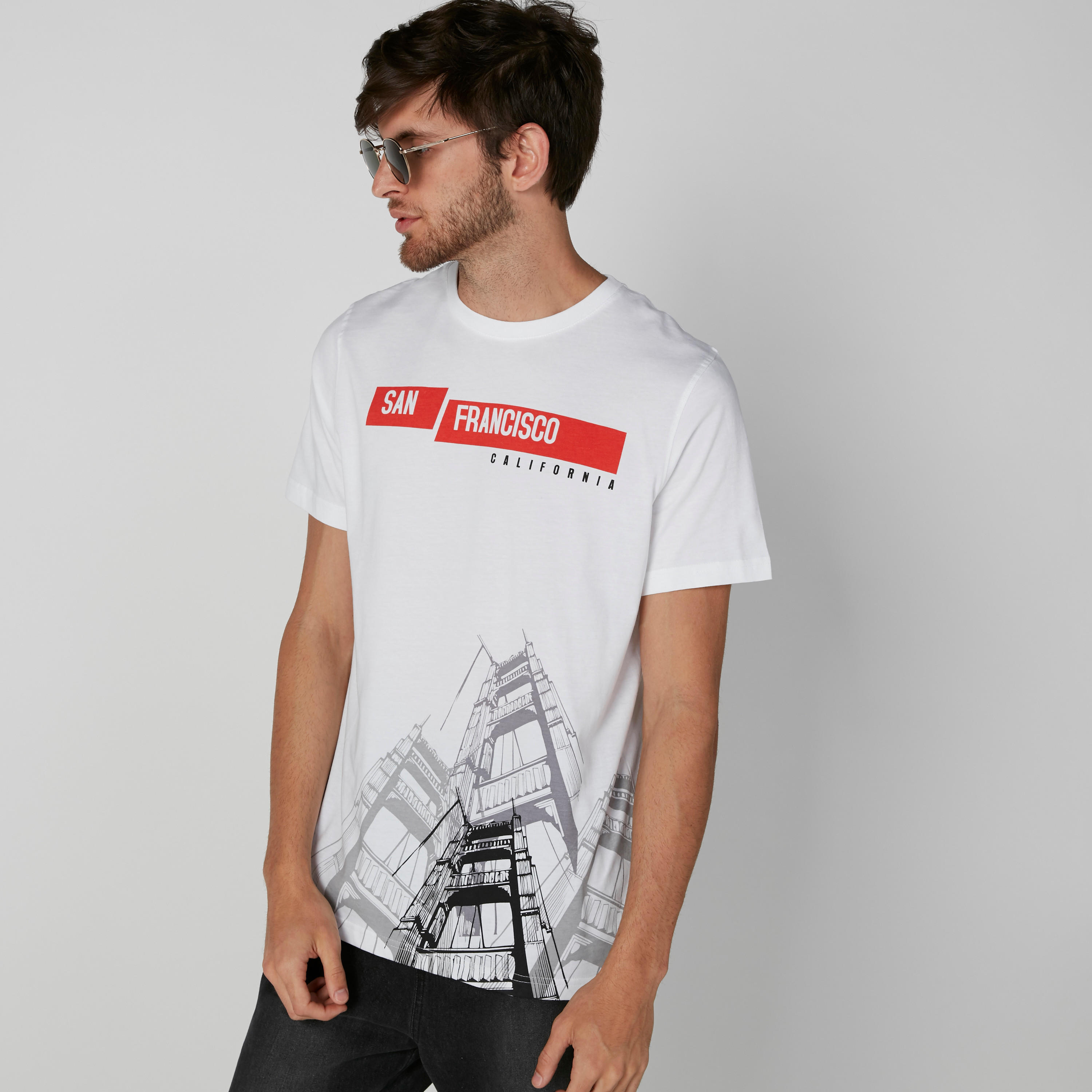 تيشيرت بطبعات وياقة مستديرة وأكمام قصيرة-men-clothing-tshirtsandpolos-tshirts-image-2