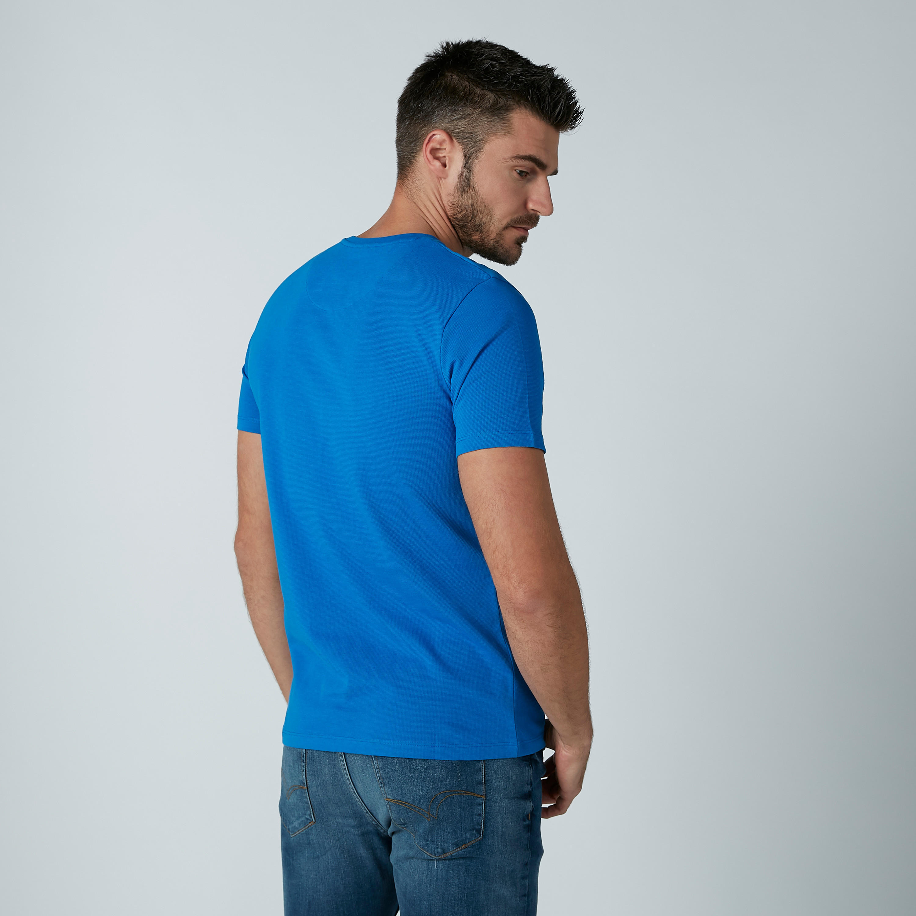 تيشيرت سادة بياقة V وأكمام قصيرة-men-clothing-tshirtsandpolos-tshirts-image-8