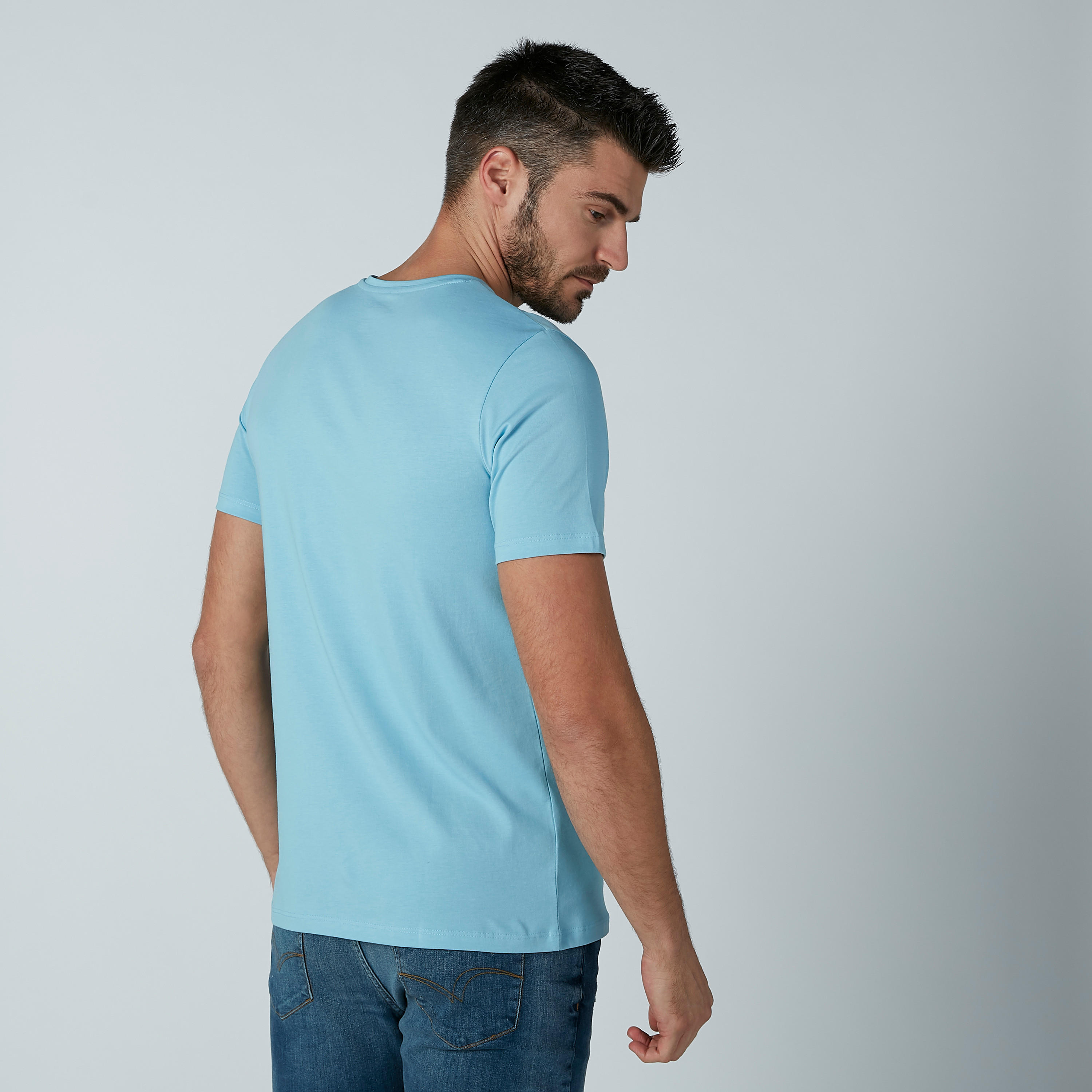 تيشيرت سادة بياقة V وأكمام قصيرة-men-clothing-tshirtsandpolos-tshirts-image-4