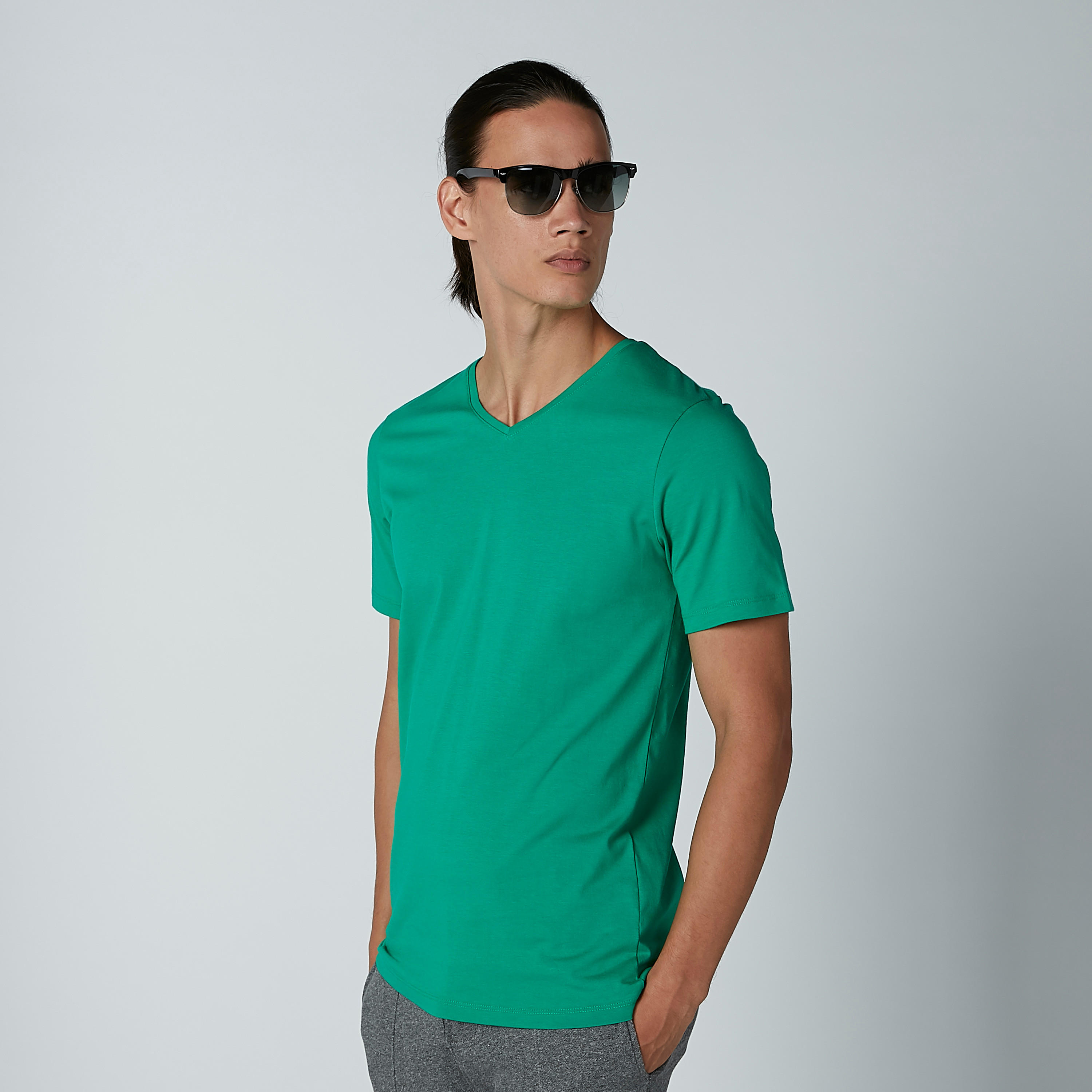 تيشيرت مستدام سادة بياقة V وأكمام قصيرة-men-clothing-tshirtsandpolos-tshirts-image-1