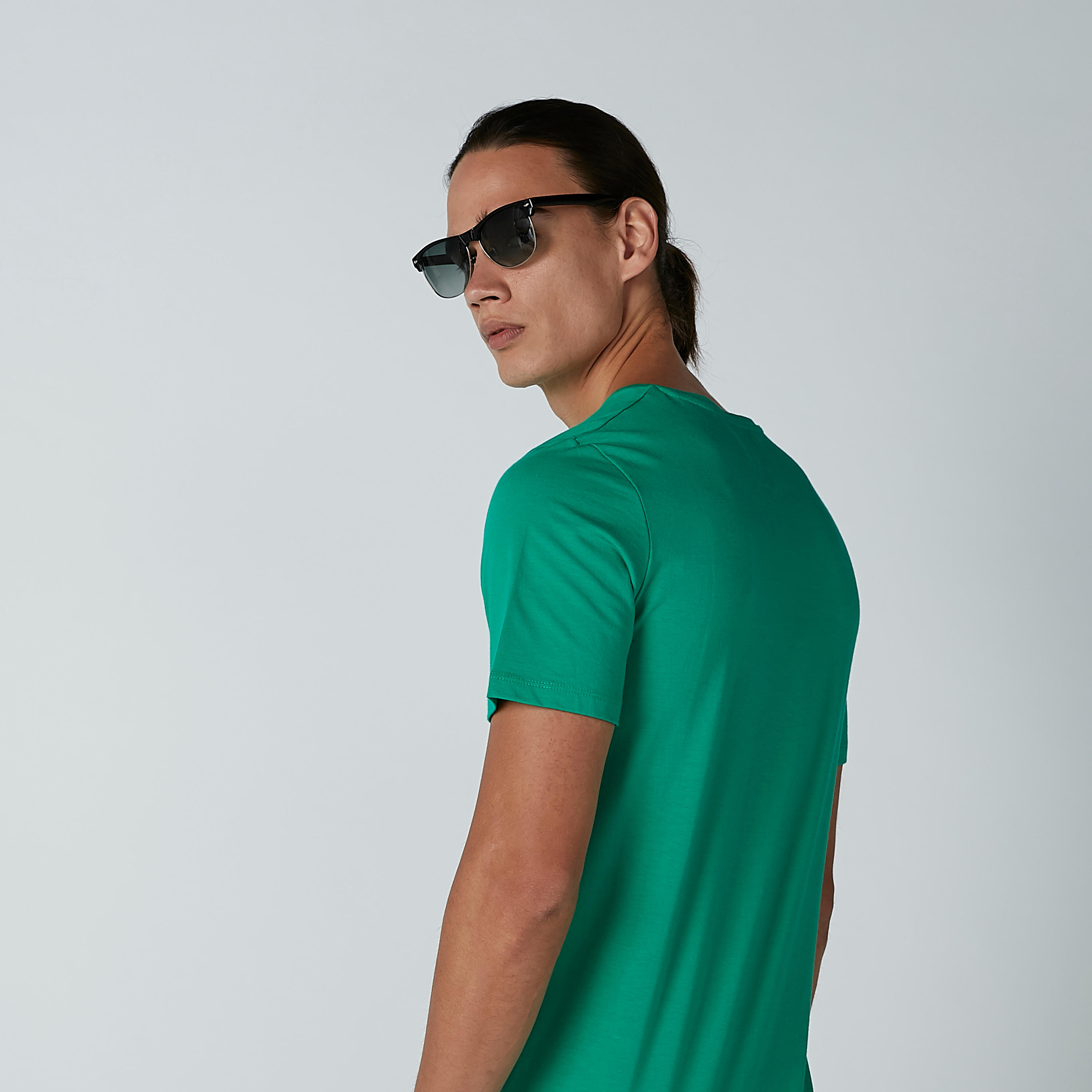 تيشيرت مستدام سادة بياقة V وأكمام قصيرة-men-clothing-tshirtsandpolos-tshirts-image-2