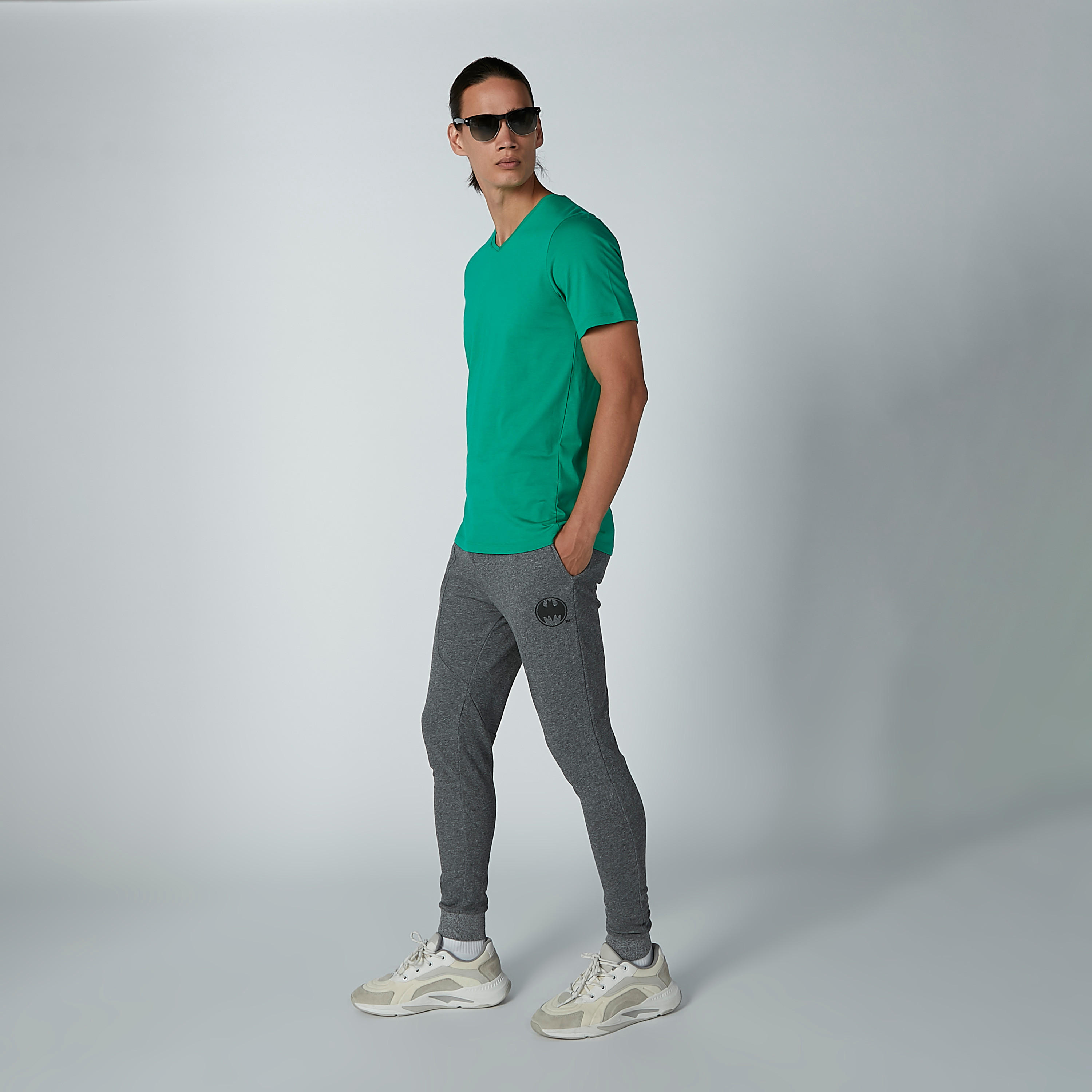 تيشيرت مستدام سادة بياقة V وأكمام قصيرة-men-clothing-tshirtsandpolos-tshirts-image-3