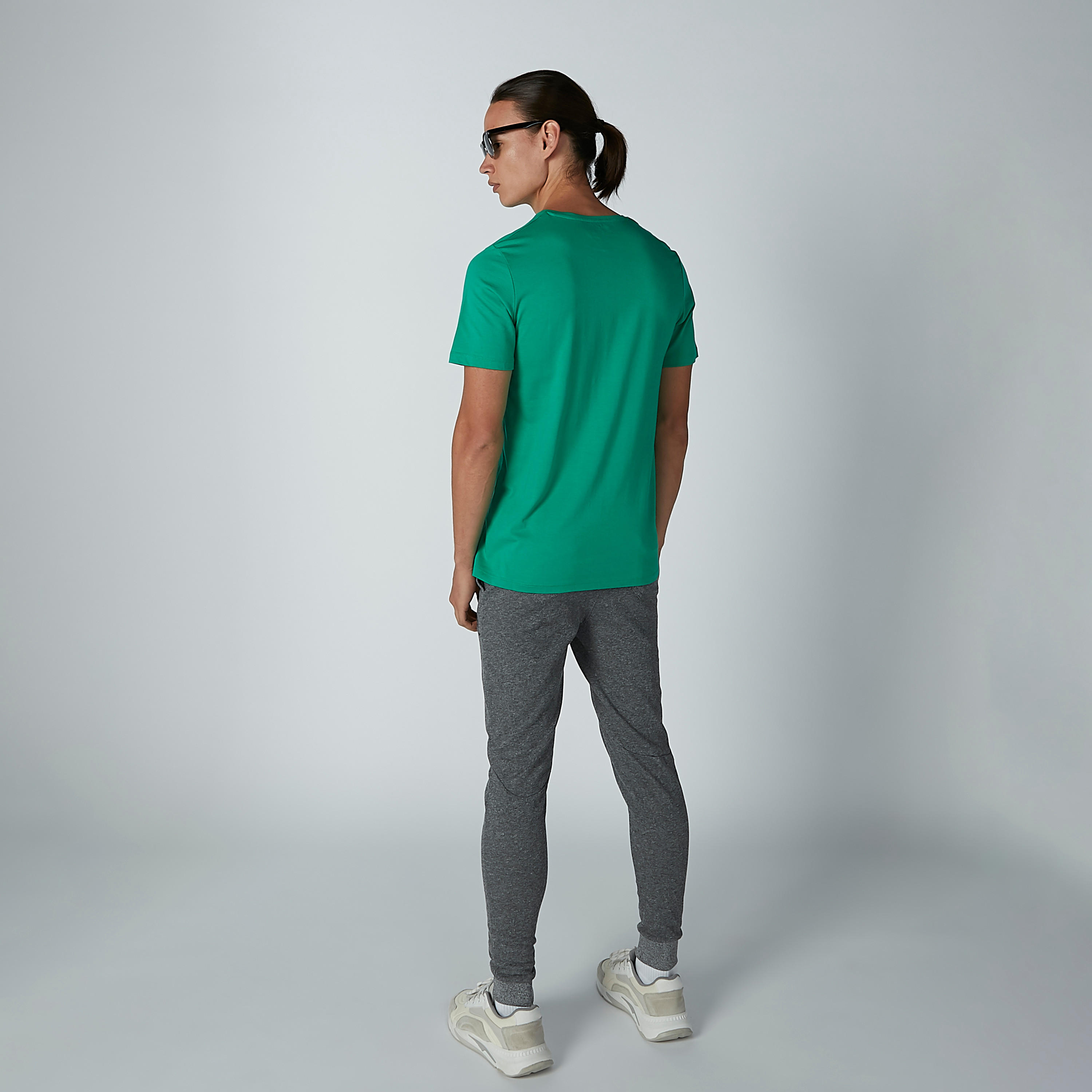 تيشيرت مستدام سادة بياقة V وأكمام قصيرة-men-clothing-tshirtsandpolos-tshirts-image-4