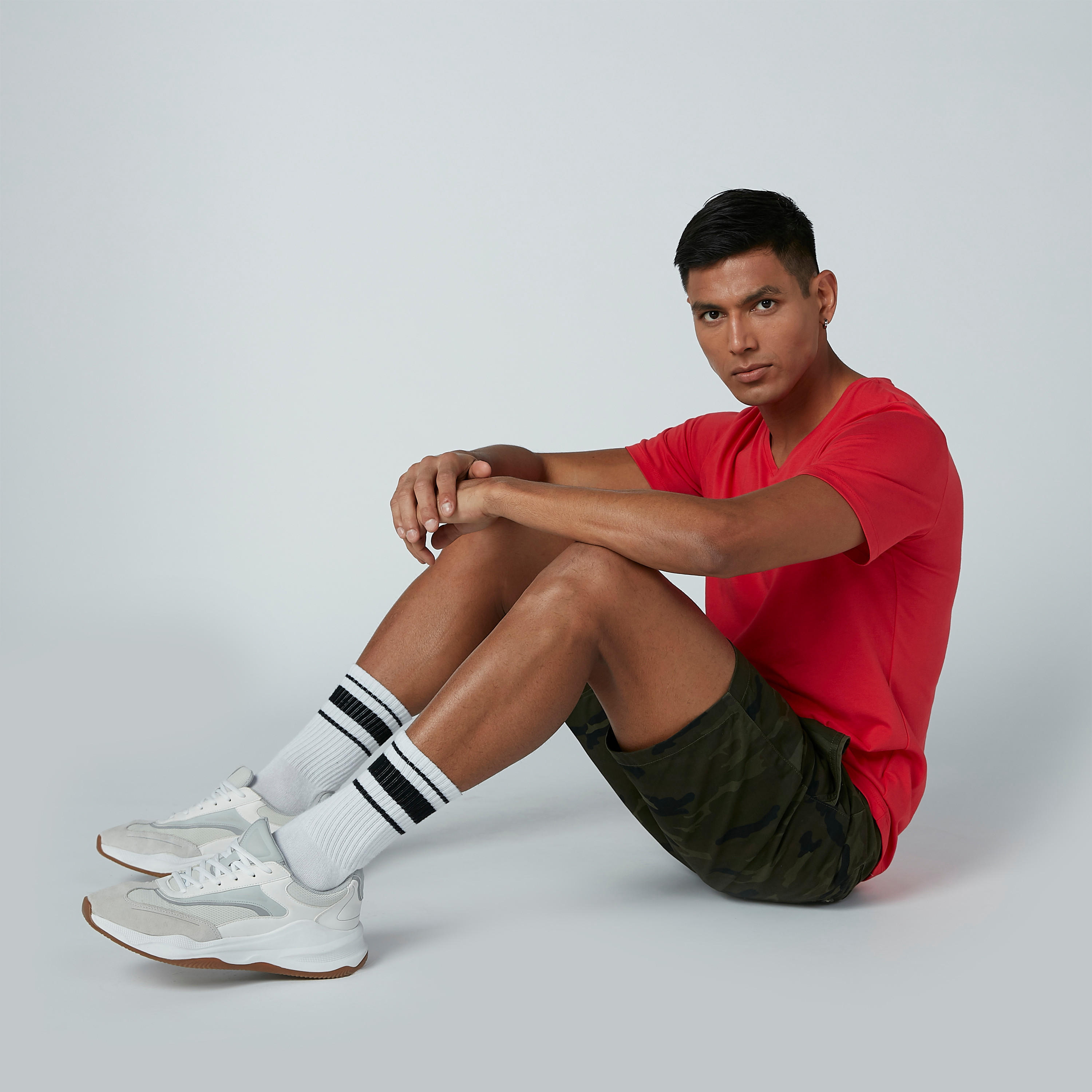 تيشيرت سادة بياقة V وأكمام قصيرة-men-clothing-tshirtsandpolos-tshirts-image-2