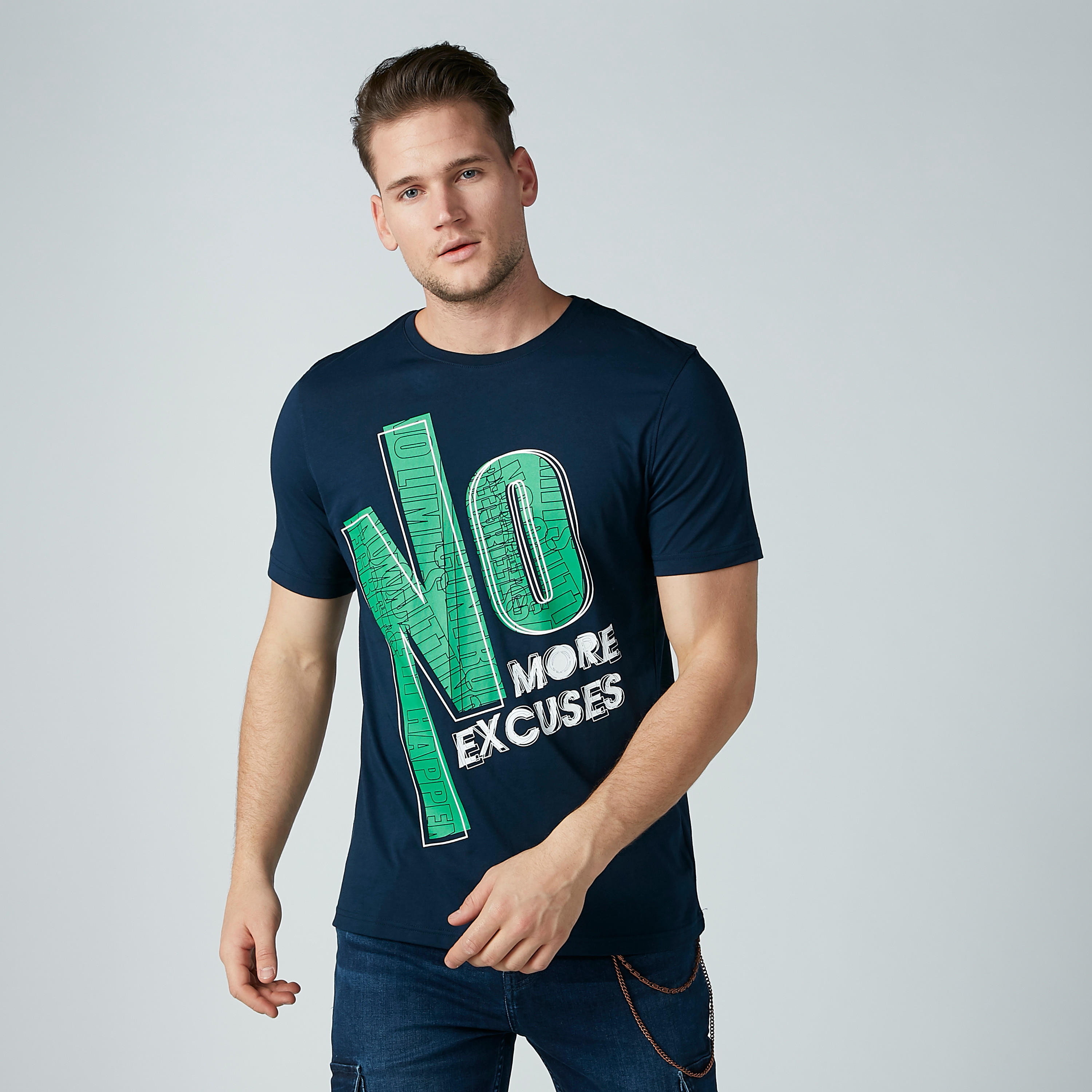 تيشيرت مستدام بياقة ضيّقة وأكمام قصيرة وطبعات نصيّة-men-clothing-tshirtsandpolos-tshirts-image-1