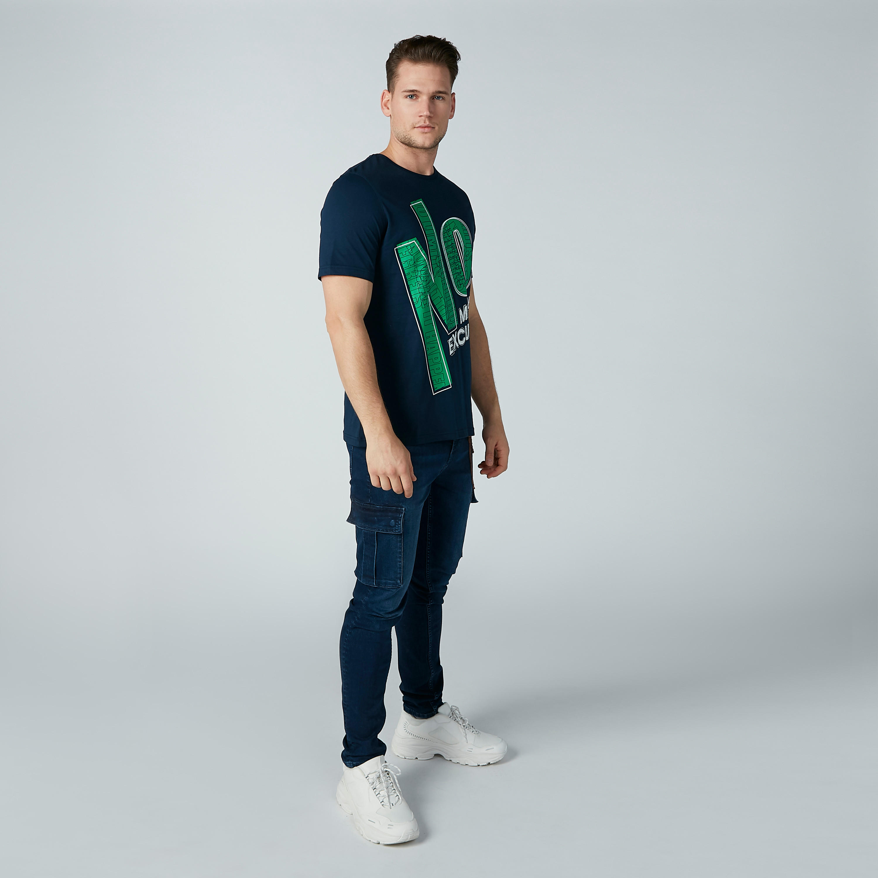 تيشيرت مستدام بياقة ضيّقة وأكمام قصيرة وطبعات نصيّة-men-clothing-tshirtsandpolos-tshirts-image-2