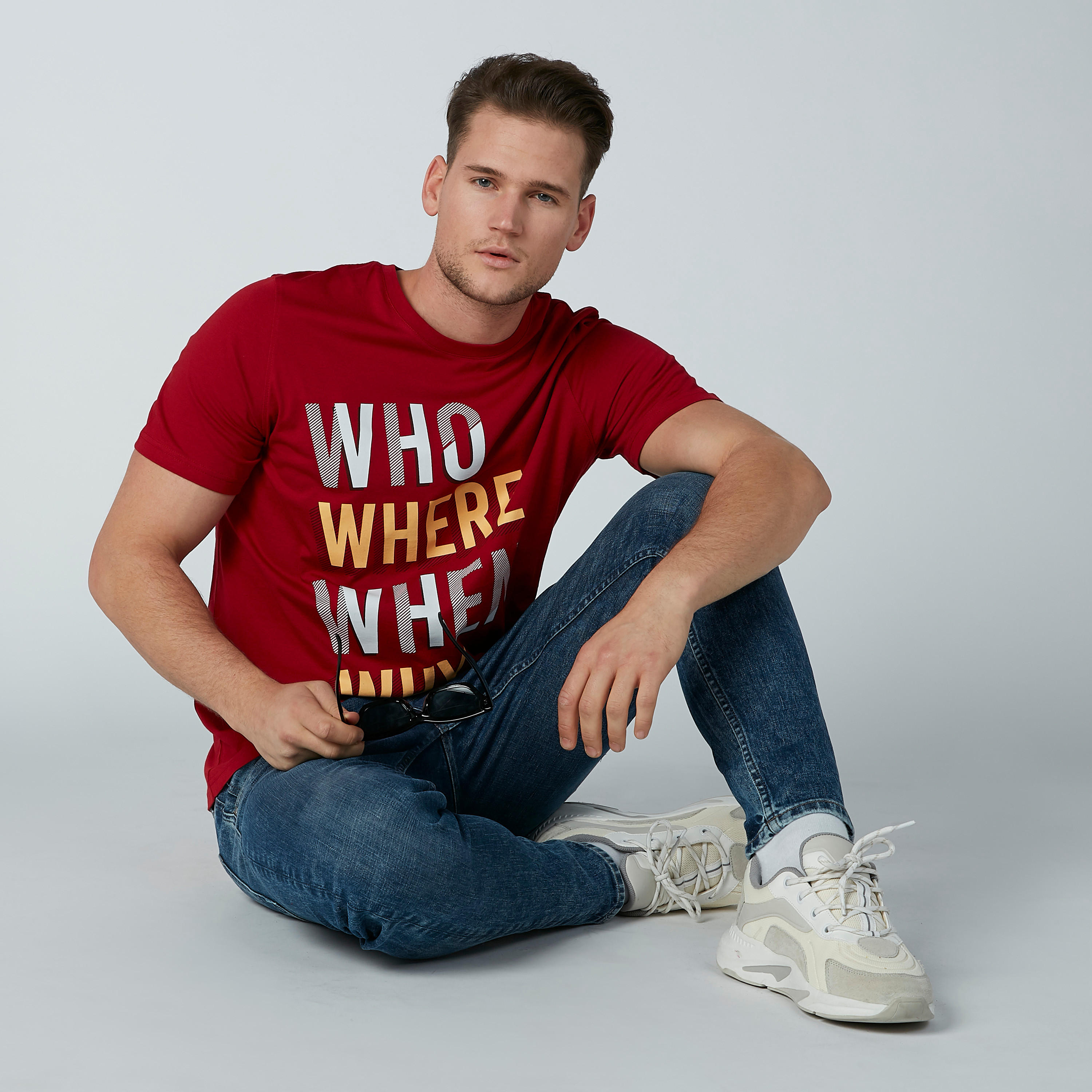 تيشيرت مستدام بياقة ضيّقة وأكمام قصيرة وطبعات نصيّة-men-clothing-tshirtsandpolos-tshirts-image-2