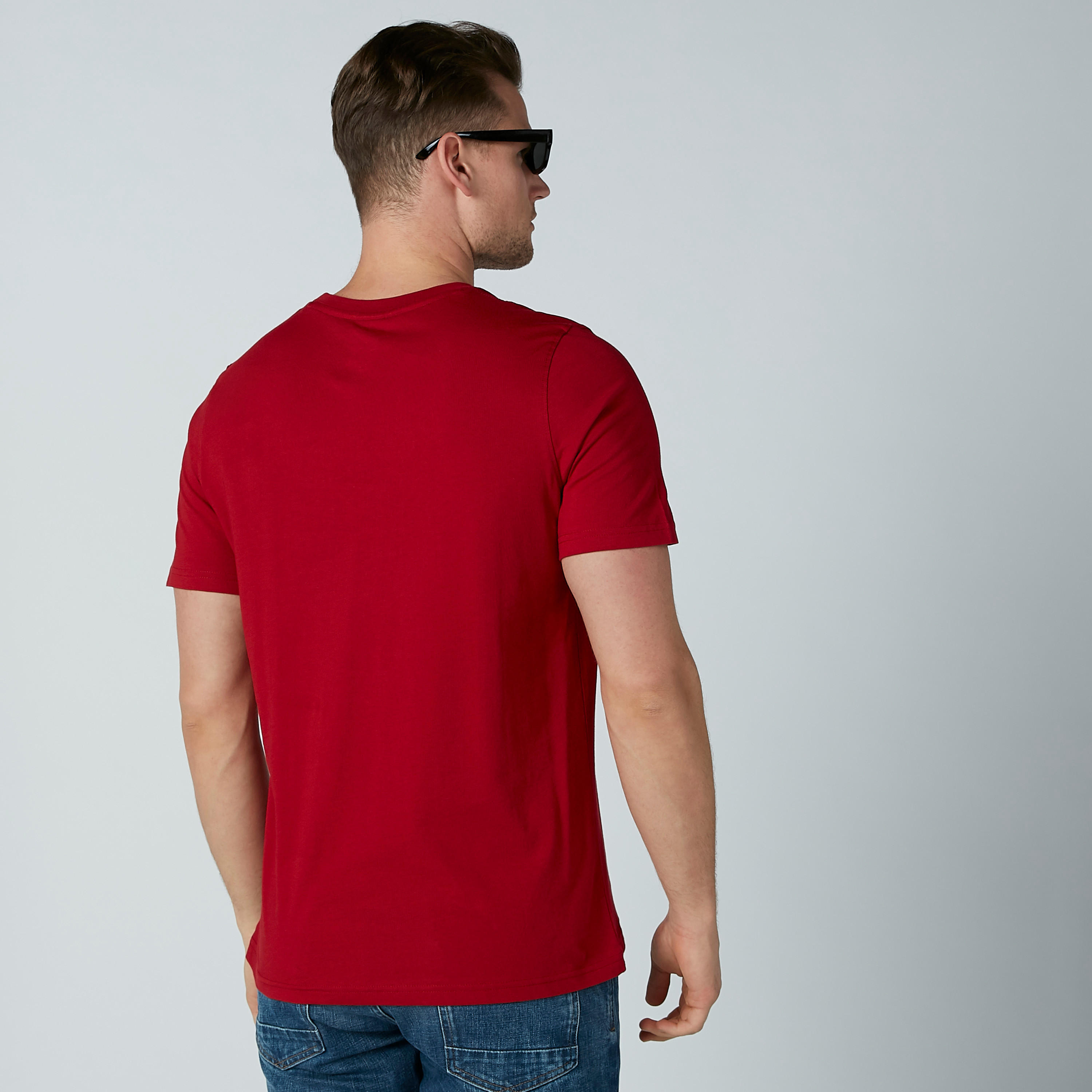 تيشيرت مستدام بياقة ضيّقة وأكمام قصيرة وطبعات نصيّة-men-clothing-tshirtsandpolos-tshirts-image-3