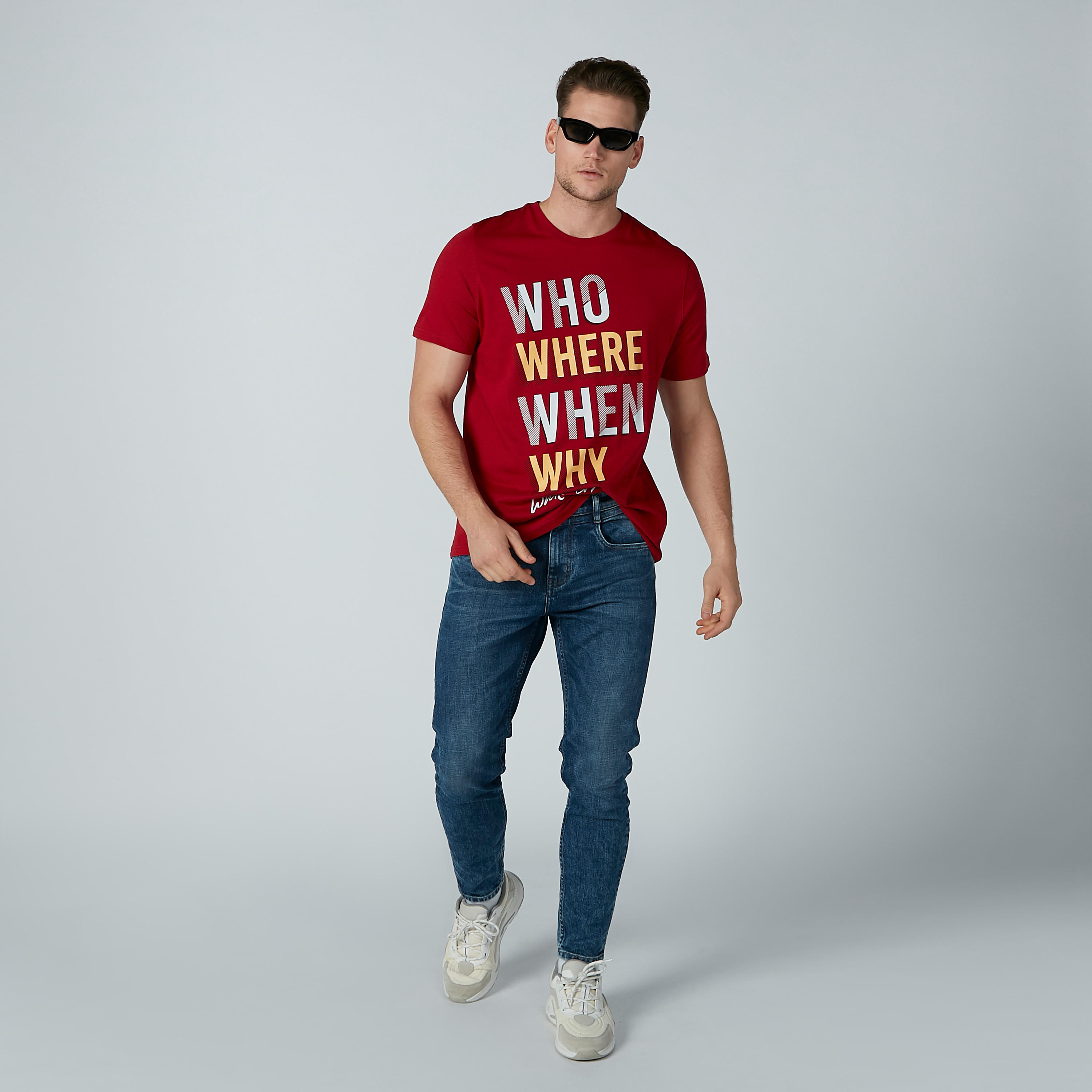 تيشيرت مستدام بياقة ضيّقة وأكمام قصيرة وطبعات نصيّة-men-clothing-tshirtsandpolos-tshirts-image-4