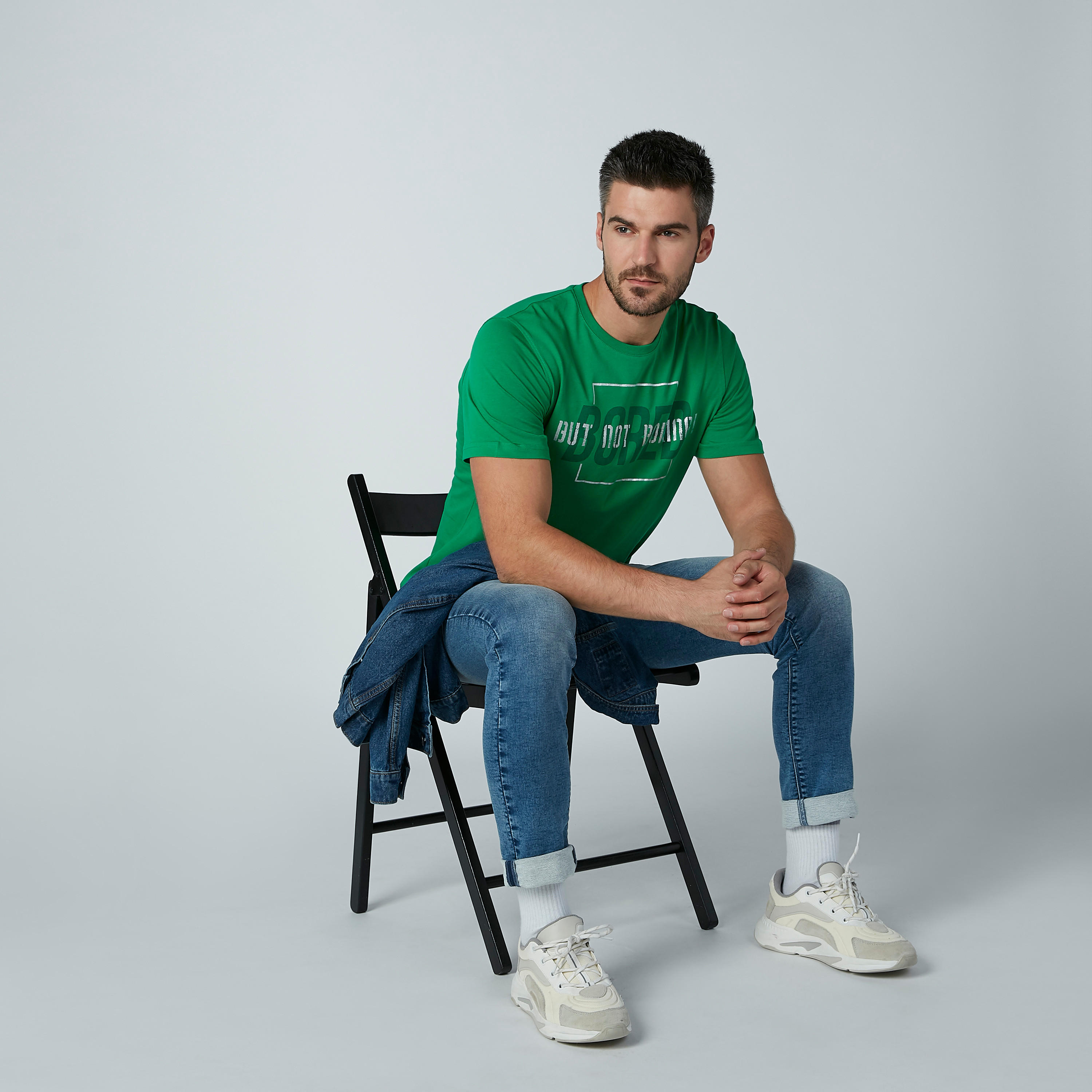 تيشيرت مستدام بياقة ضيّقة وأكمام قصيرة وطبعات نصيّة -men-clothing-tshirtsandpolos-tshirts-image-1