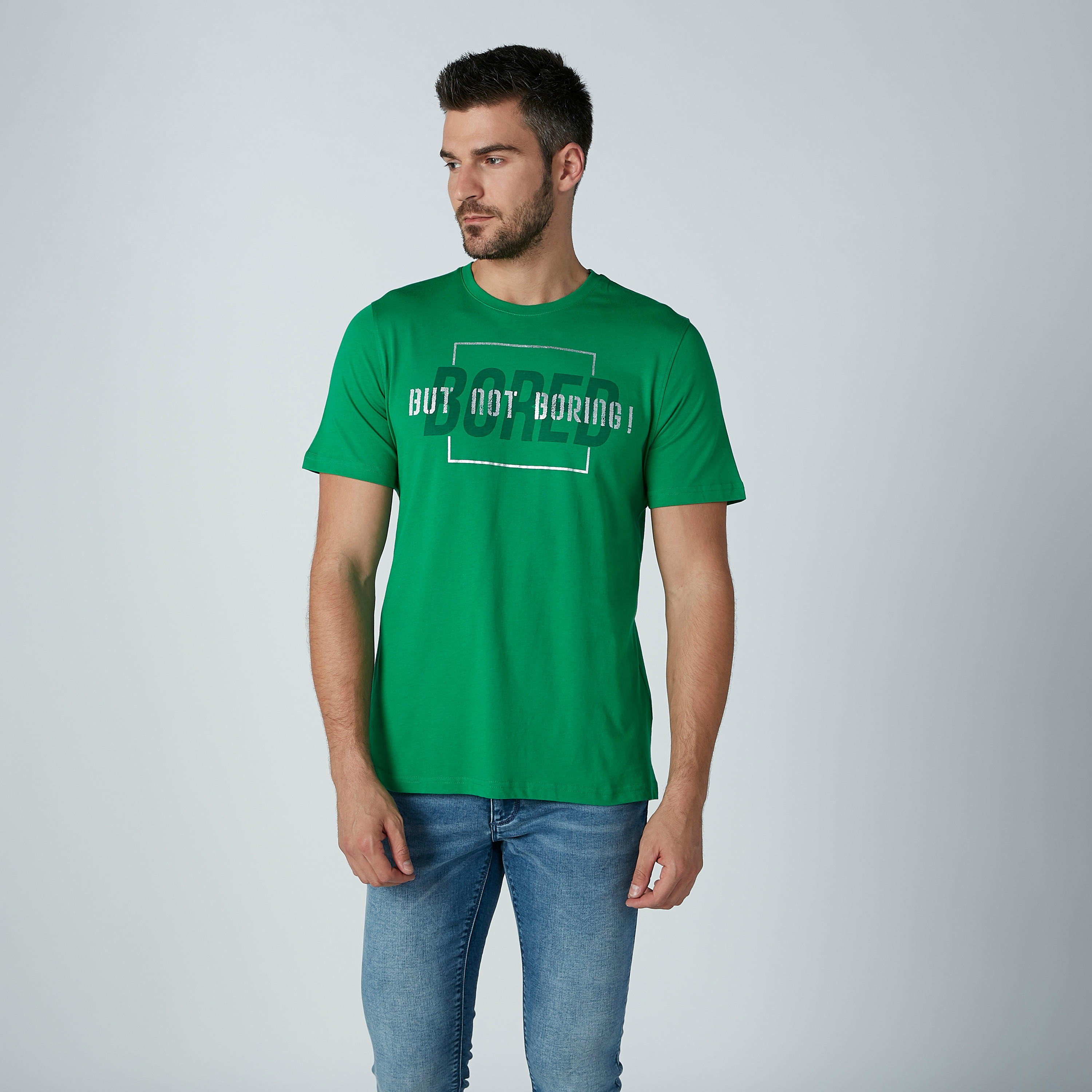 تيشيرت مستدام بياقة ضيّقة وأكمام قصيرة وطبعات نصيّة -men-clothing-tshirtsandpolos-tshirts-image-2