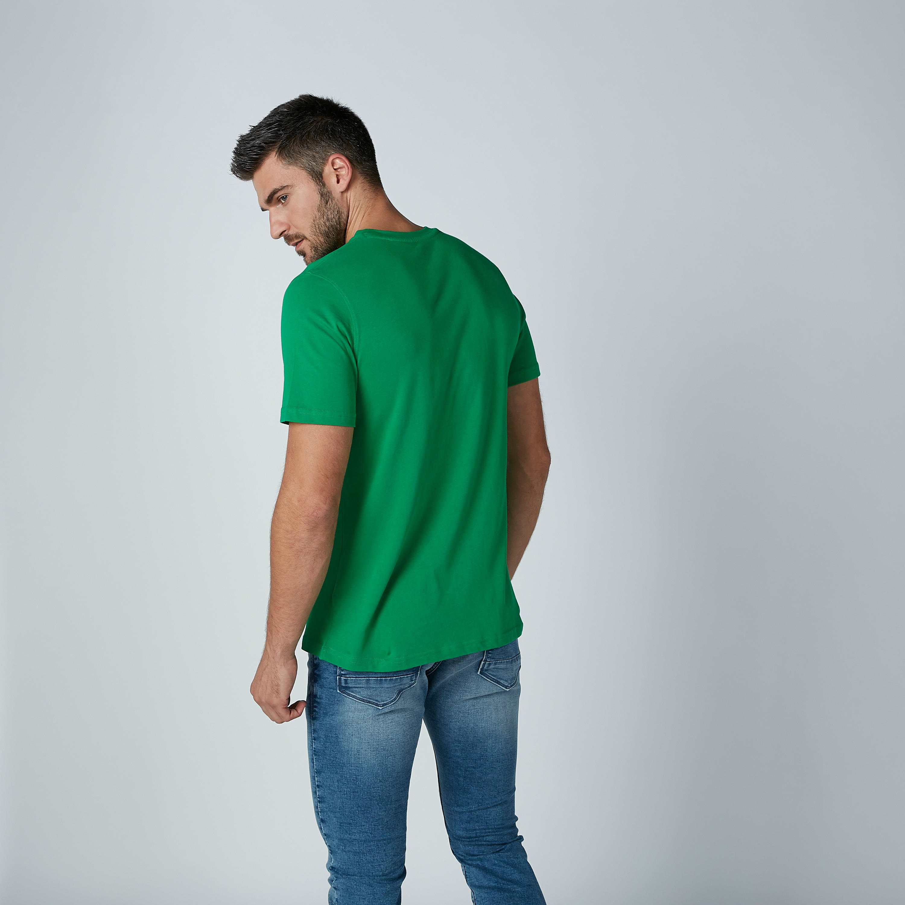 تيشيرت مستدام بياقة ضيّقة وأكمام قصيرة وطبعات نصيّة -men-clothing-tshirtsandpolos-tshirts-image-3