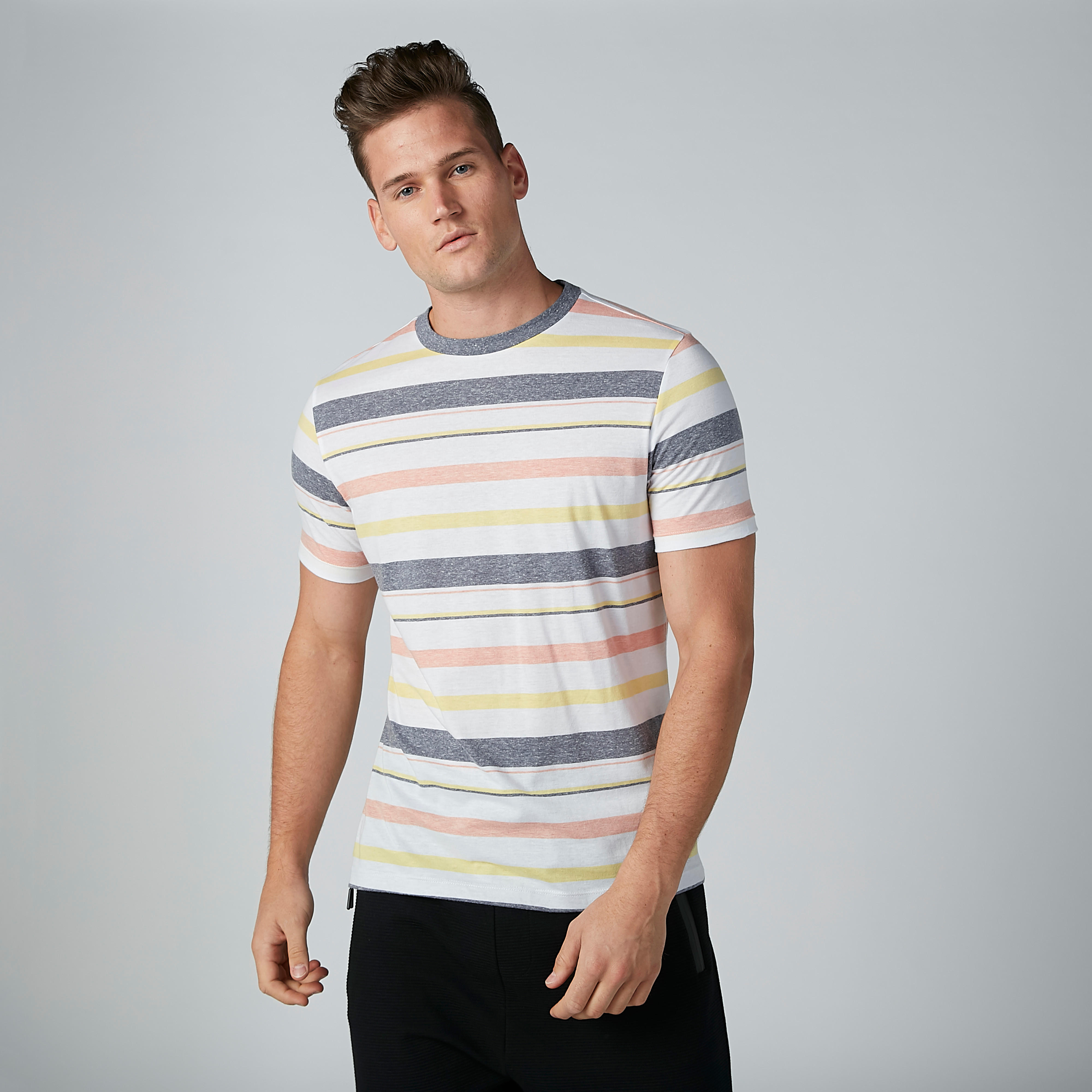 تيشيرت بياقة دائرية وأكمام قصيرة بتصميم مقلّم-men-clothing-tshirtsandpolos-tshirts-image-1