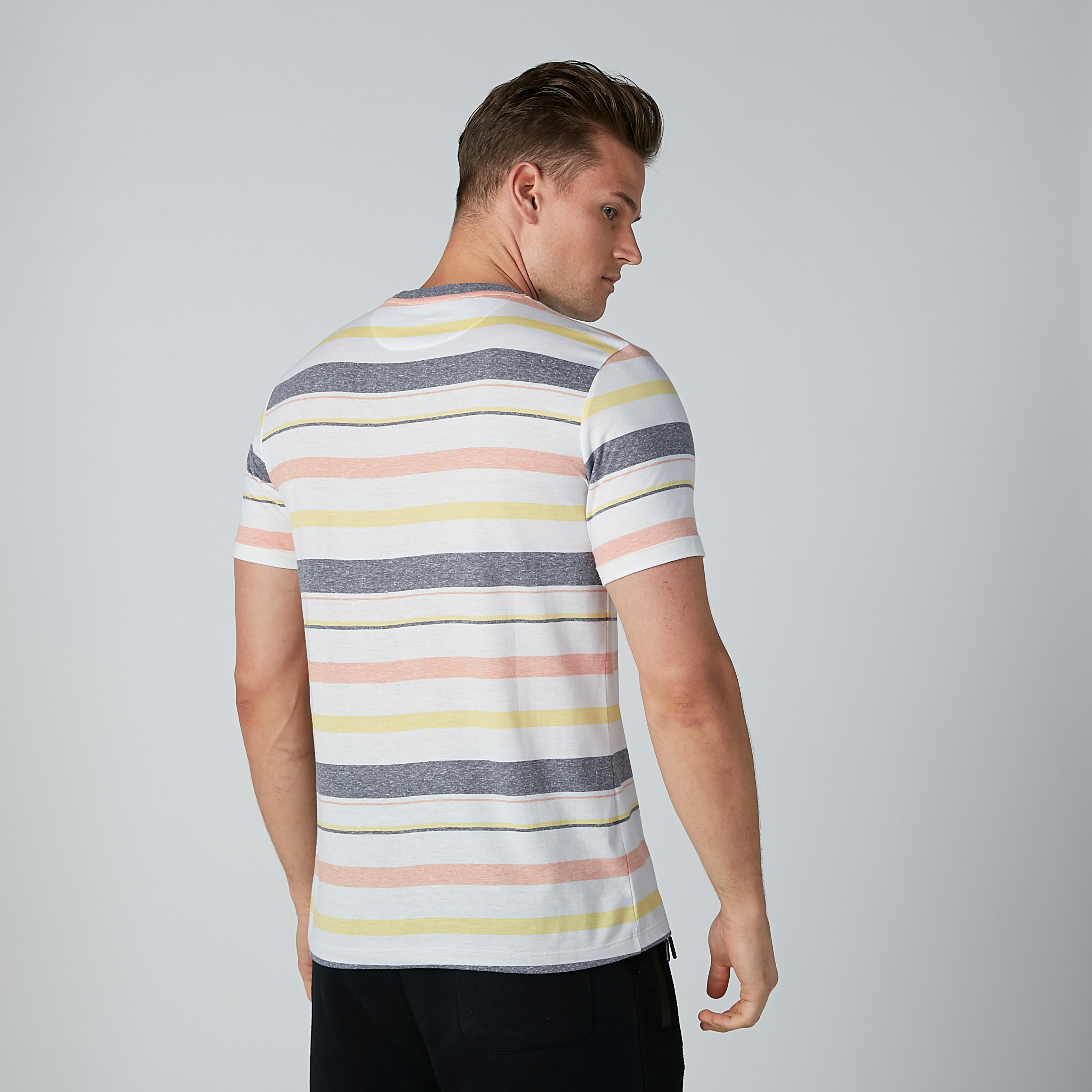 تيشيرت بياقة دائرية وأكمام قصيرة بتصميم مقلّم-men-clothing-tshirtsandpolos-tshirts-image-4