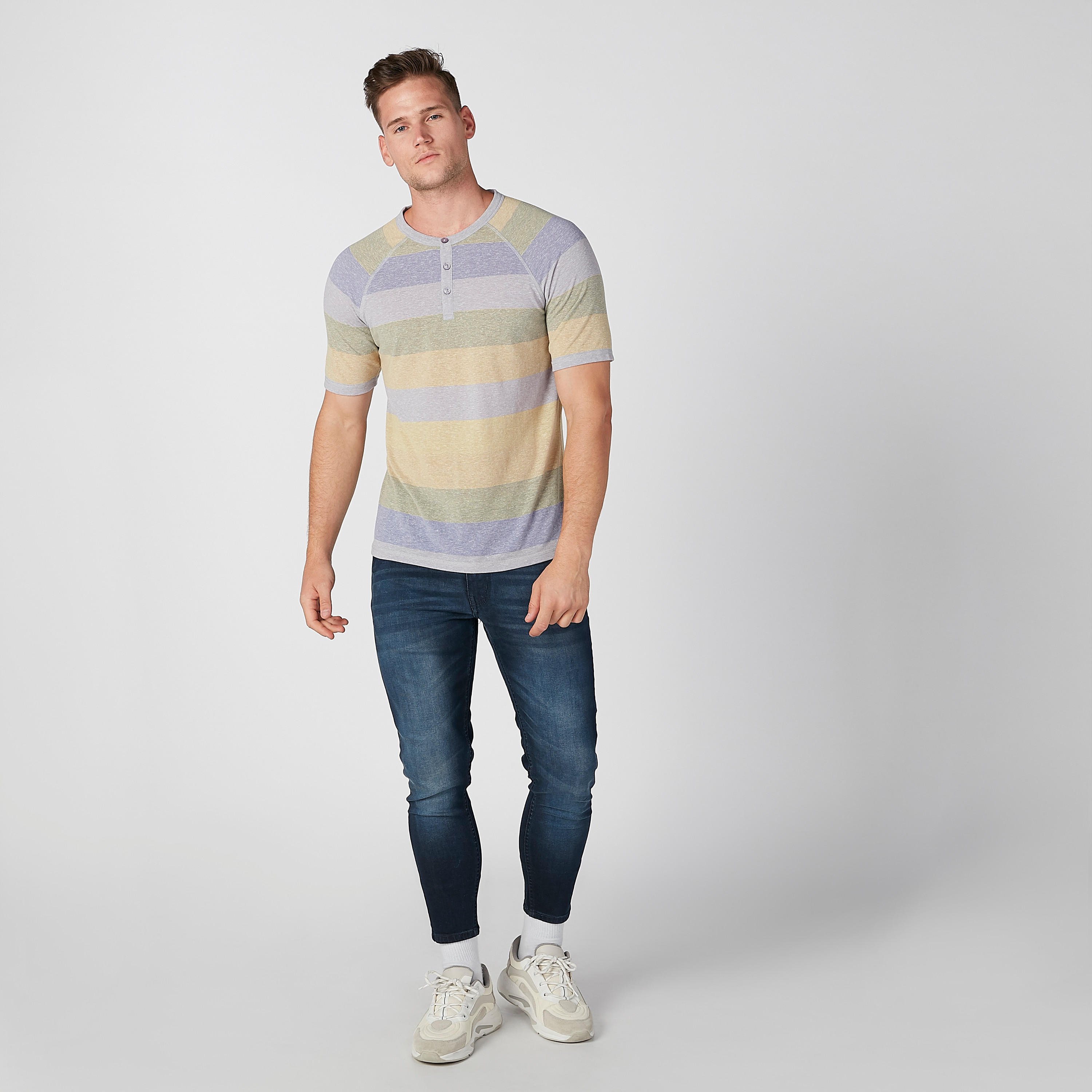 تيشيرت مقلّم بياقة هينلي وأكمام قصيرة-men-clothing-tshirtsandpolos-tshirts-image-1