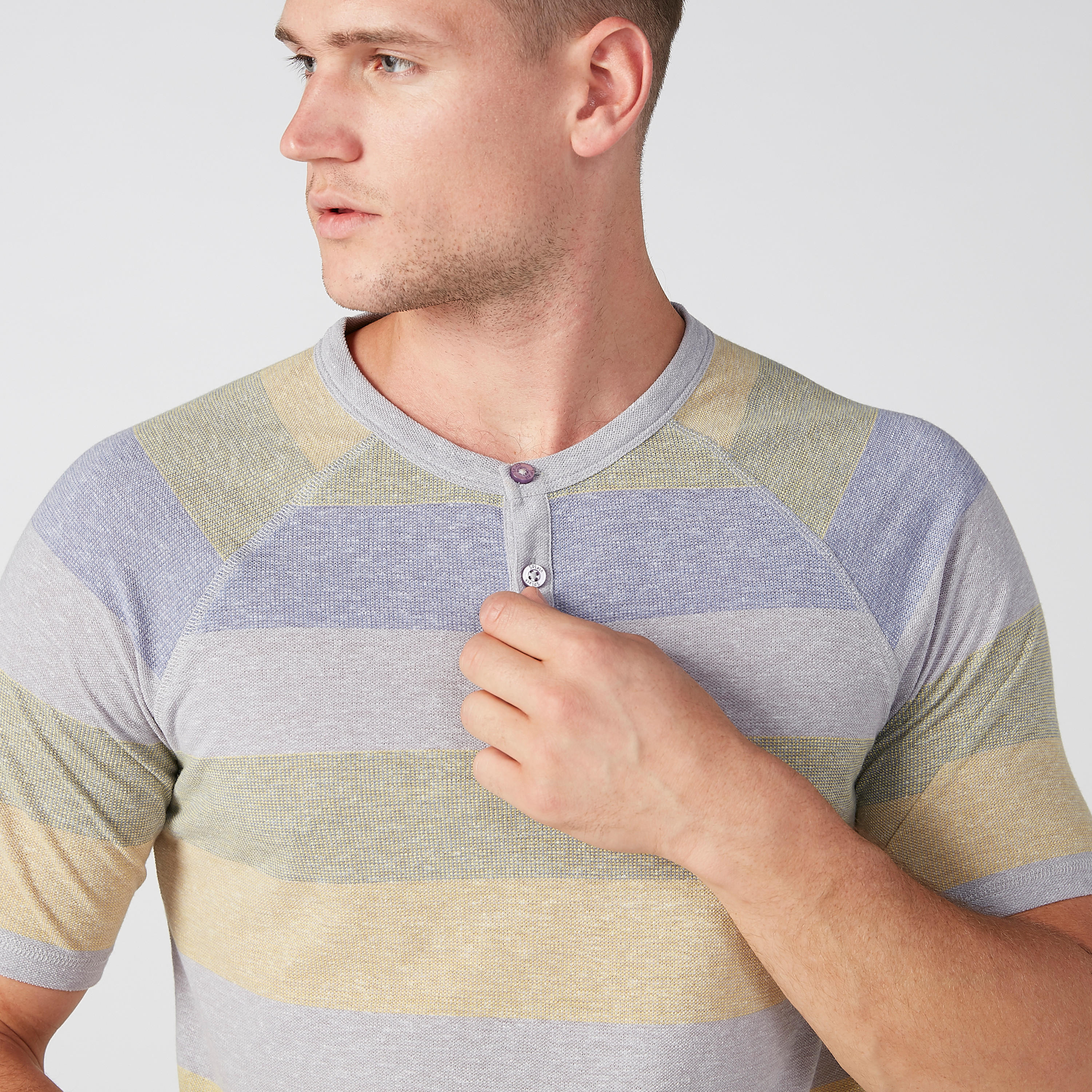 تيشيرت مقلّم بياقة هينلي وأكمام قصيرة-men-clothing-tshirtsandpolos-tshirts-image-4