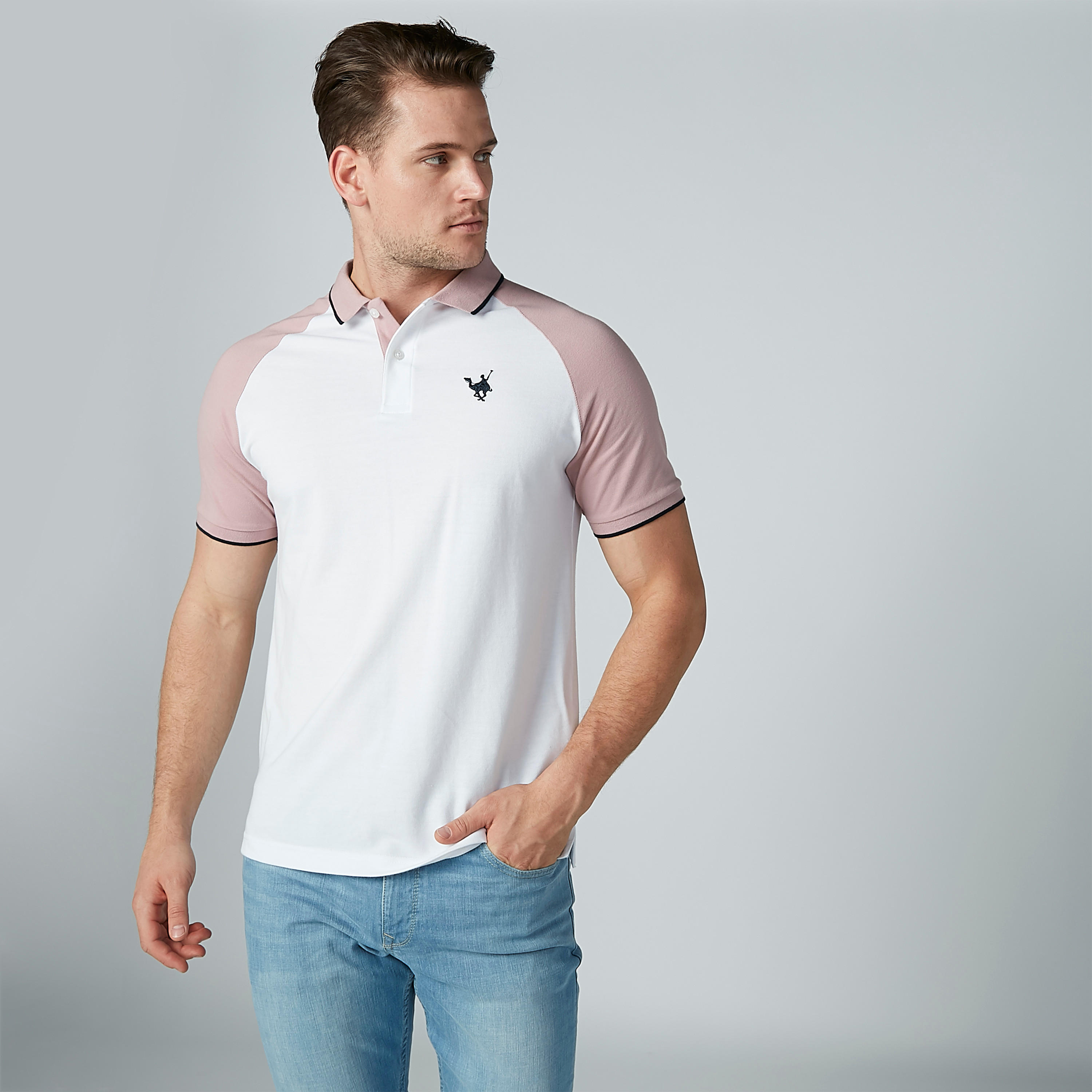 تيشيرت مطرّز بياقة بولو وأكمام مغايرة-men-clothing-tshirtsandpolos-polos-image-1