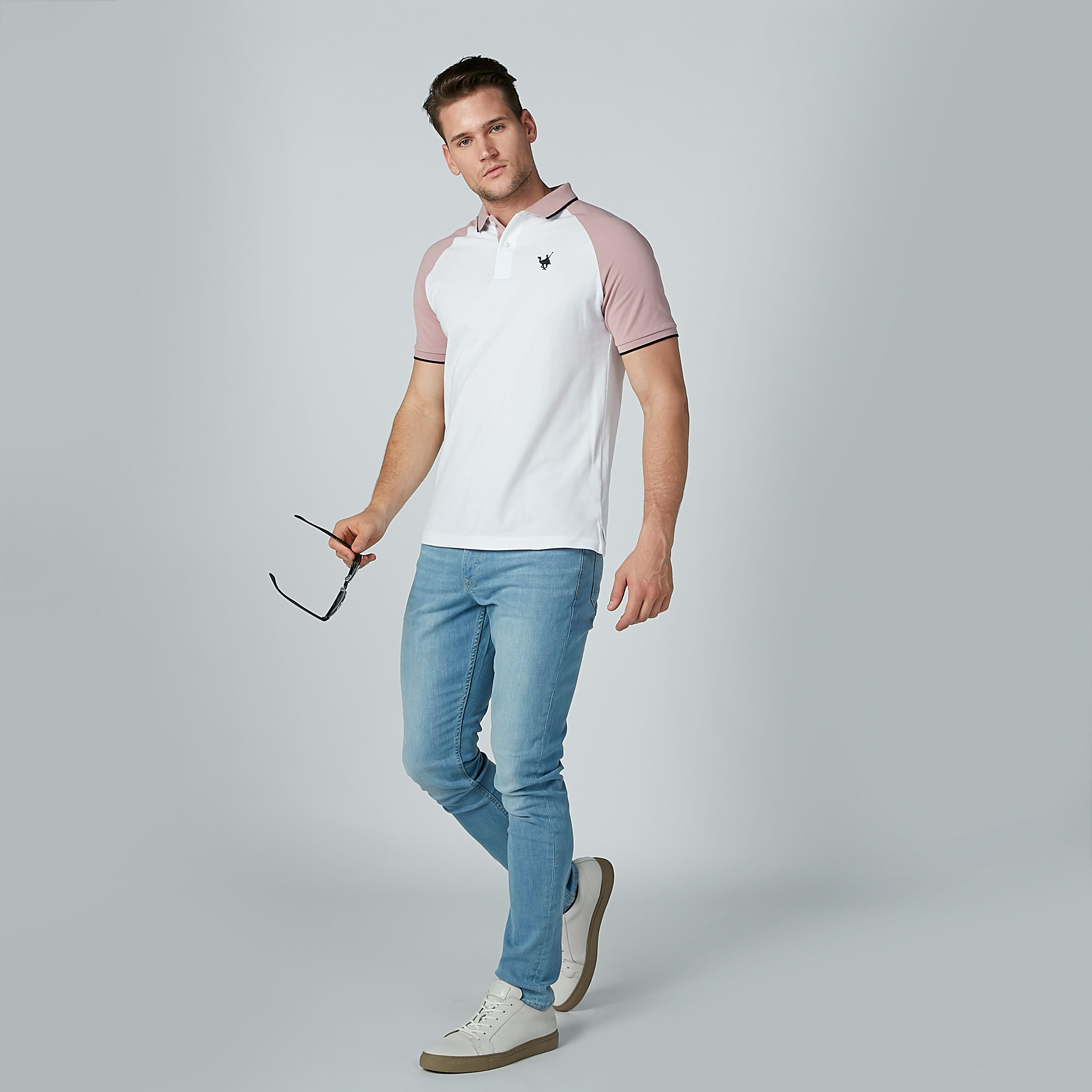 تيشيرت مطرّز بياقة بولو وأكمام مغايرة-men-clothing-tshirtsandpolos-polos-image-2