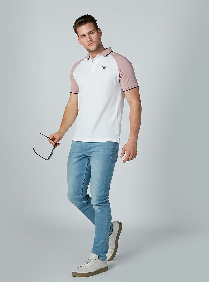 تيشيرت مطرّز بياقة بولو وأكمام مغايرة-men-clothing-tshirtsandpolos-polos-image-2