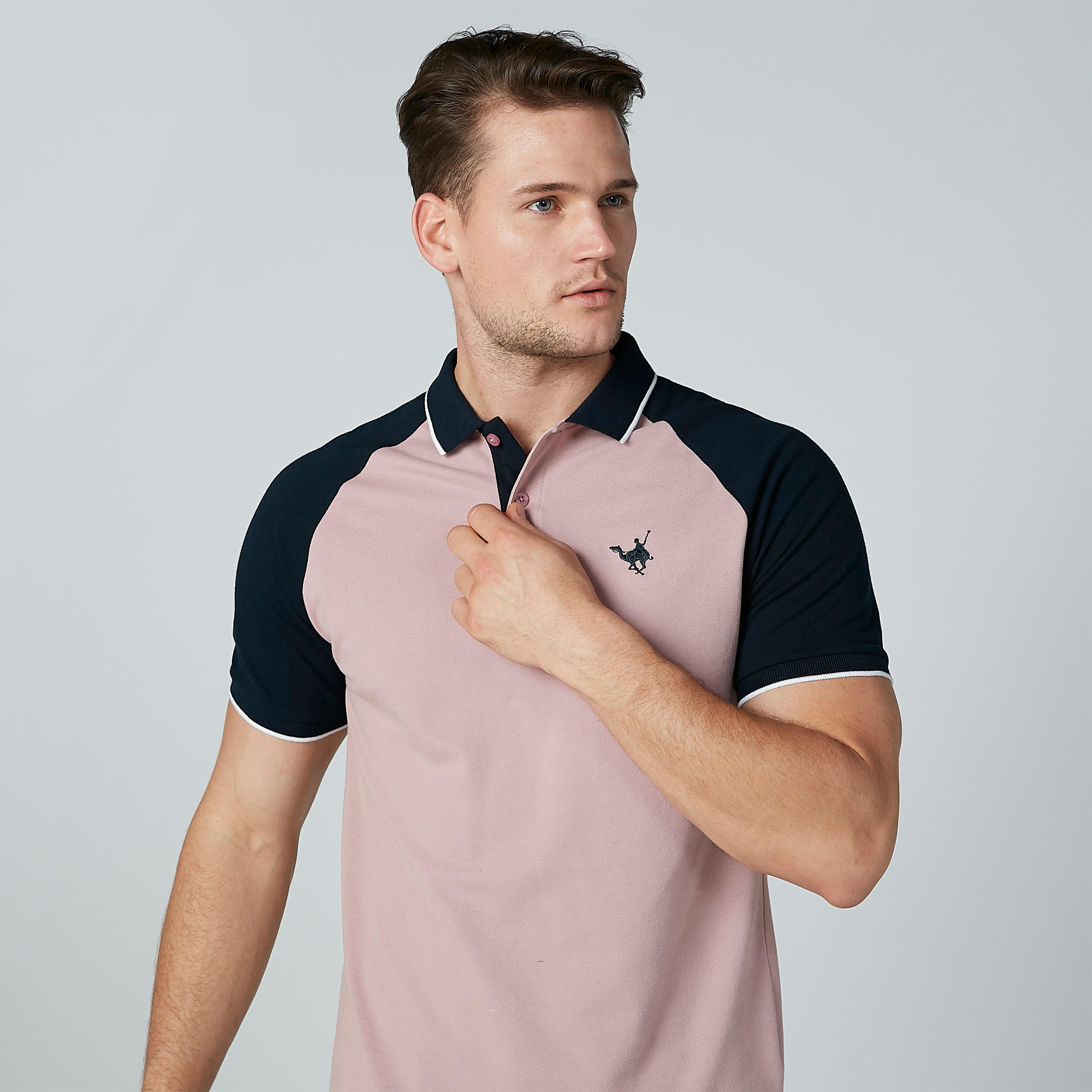 تيشيرت مطرّز بياقة بولو وأكمام قصيرة مغايرة-men-clothing-tshirtsandpolos-polos-image-1