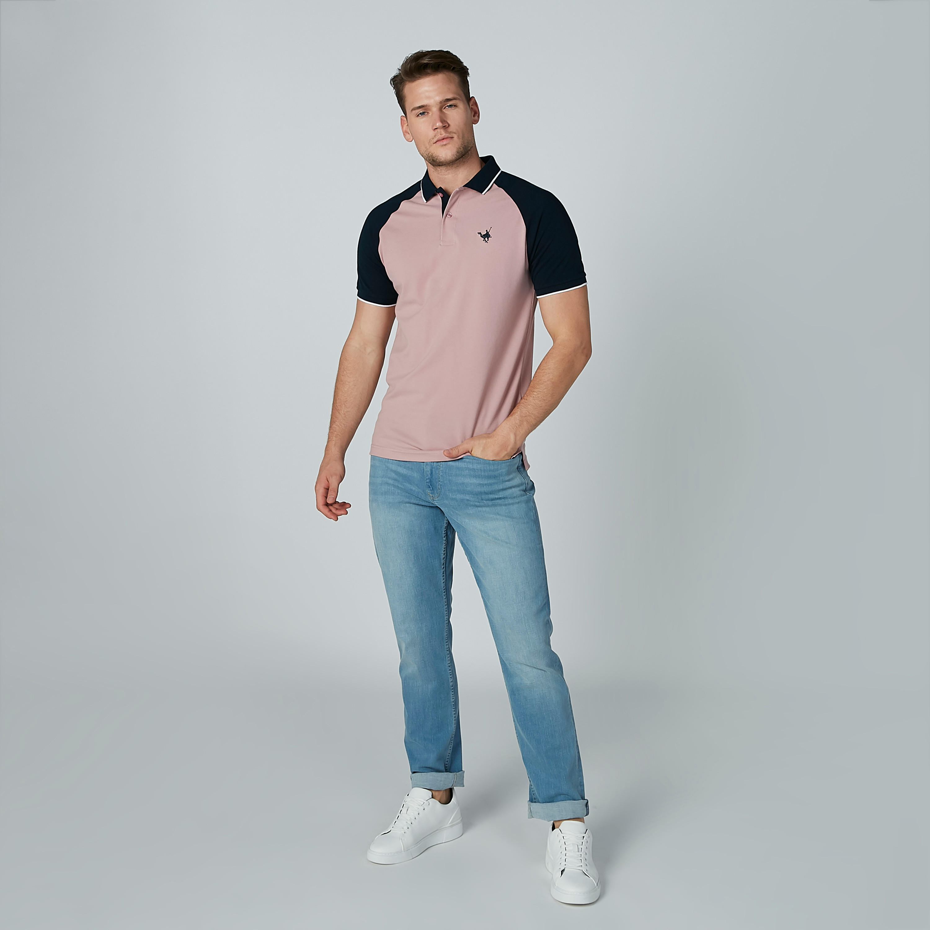 تيشيرت مطرّز بياقة بولو وأكمام قصيرة مغايرة-men-clothing-tshirtsandpolos-polos-image-2
