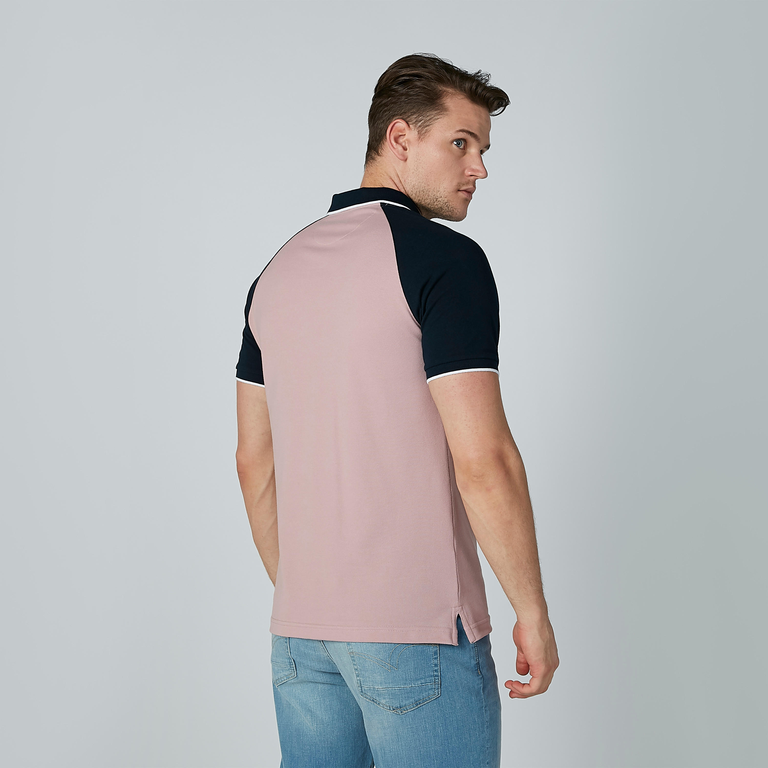 تيشيرت مطرّز بياقة بولو وأكمام قصيرة مغايرة-men-clothing-tshirtsandpolos-polos-image-4