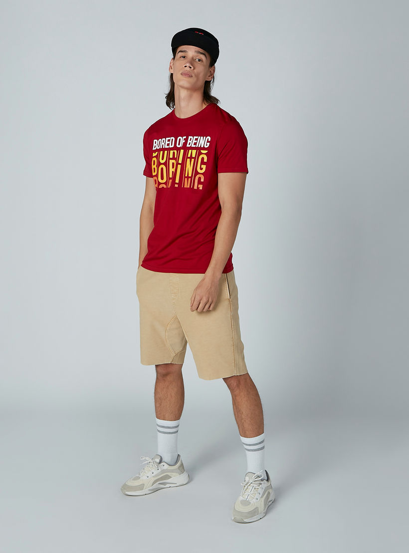 تيشيرت كاجوال بأكمام قصيرة وياقة مستديرة وطبعات-men-clothing-tshirtsandpolos-tshirts-image-1