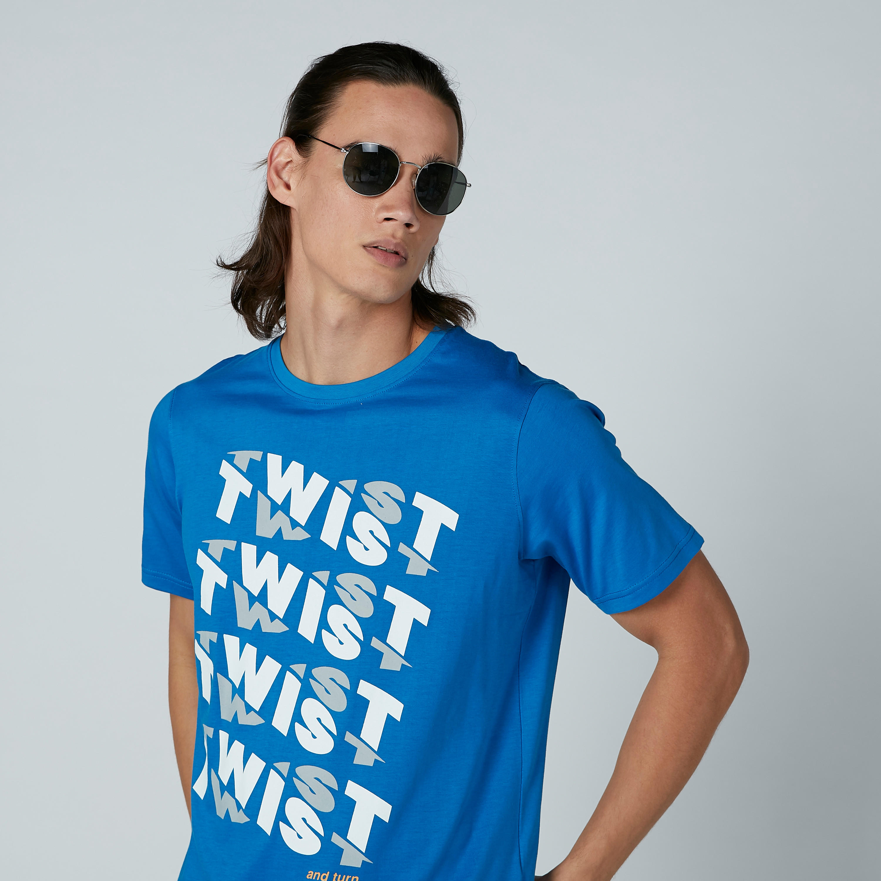 تيشيرت مستدام بياقة مستديرة وأكمام قصيرة وطبعات-men-clothing-tshirtsandpolos-tshirts-image-1