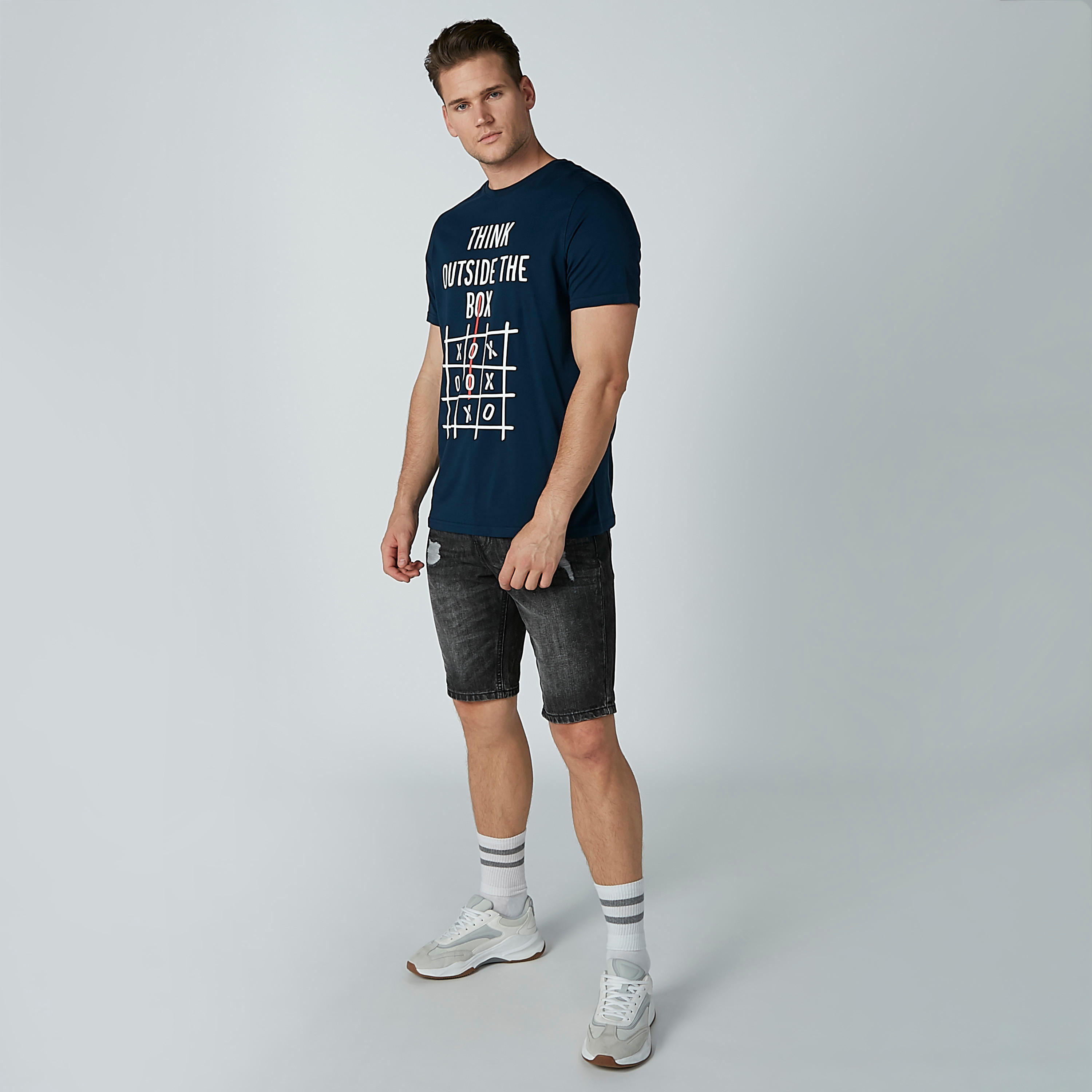 تيشيرت بياقة مستديرة وأكمام قصيرة وطبعات-men-clothing-tshirtsandpolos-tshirts-image-2