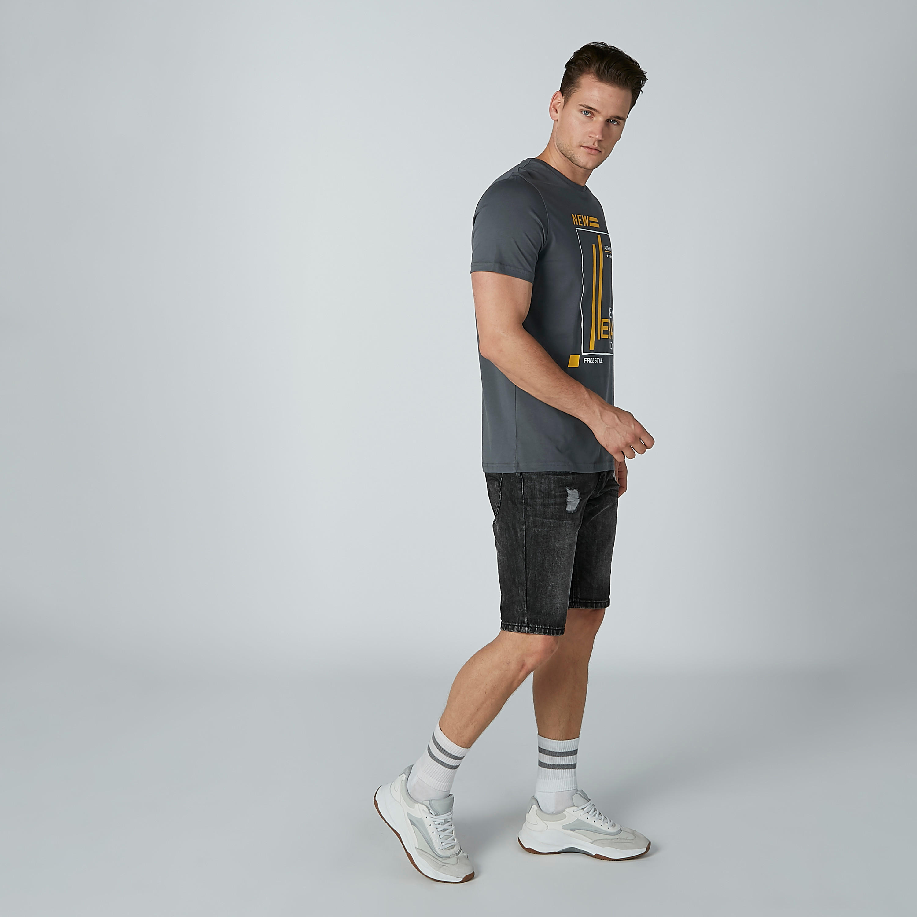 تيشيرت بياقة مستديرة وأكمام قصيرة وطبعات-men-clothing-tshirtsandpolos-tshirts-image-2