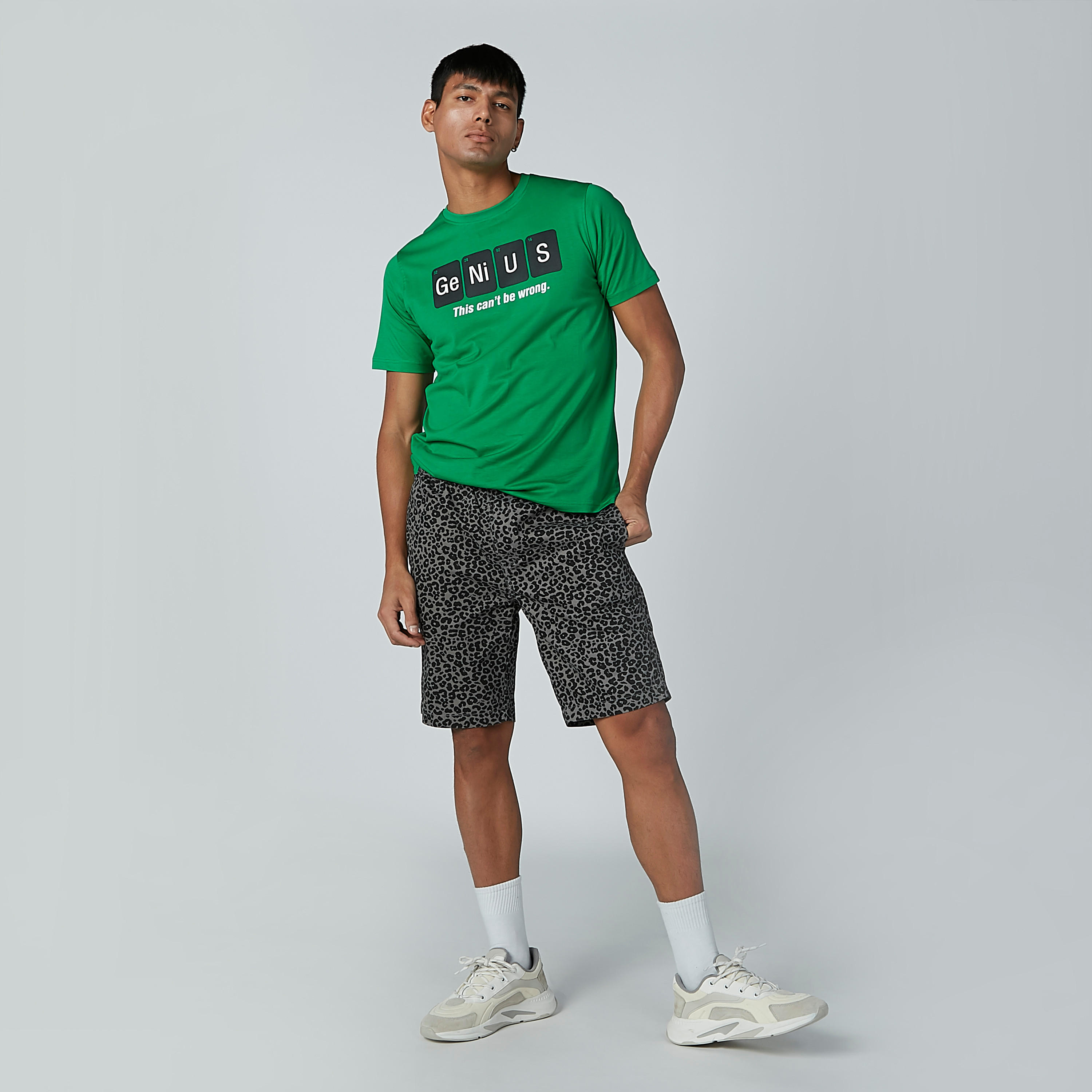 تيشيرت بياقة ضيّقة وأكمام قصيرة وطبعات-men-clothing-tshirtsandpolos-tshirts-image-2