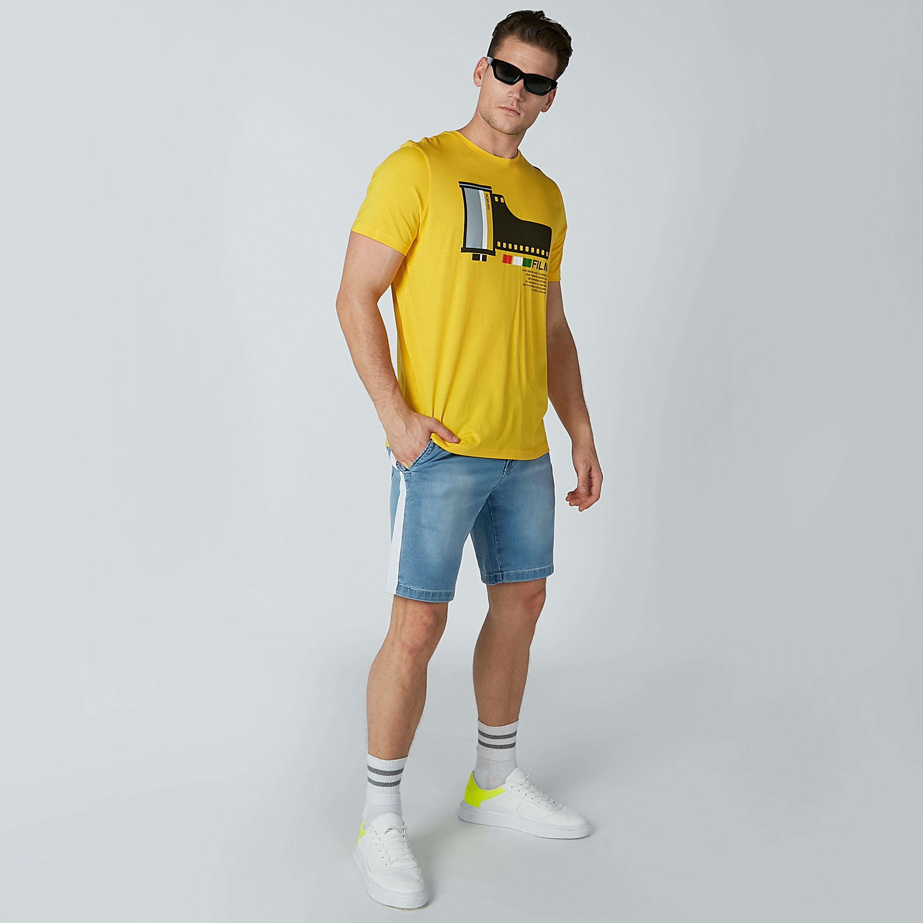 تيشيرت بياقة مستديرة وأكمام قصيرة وطبعات-men-clothing-tshirtsandpolos-tshirts-image-1