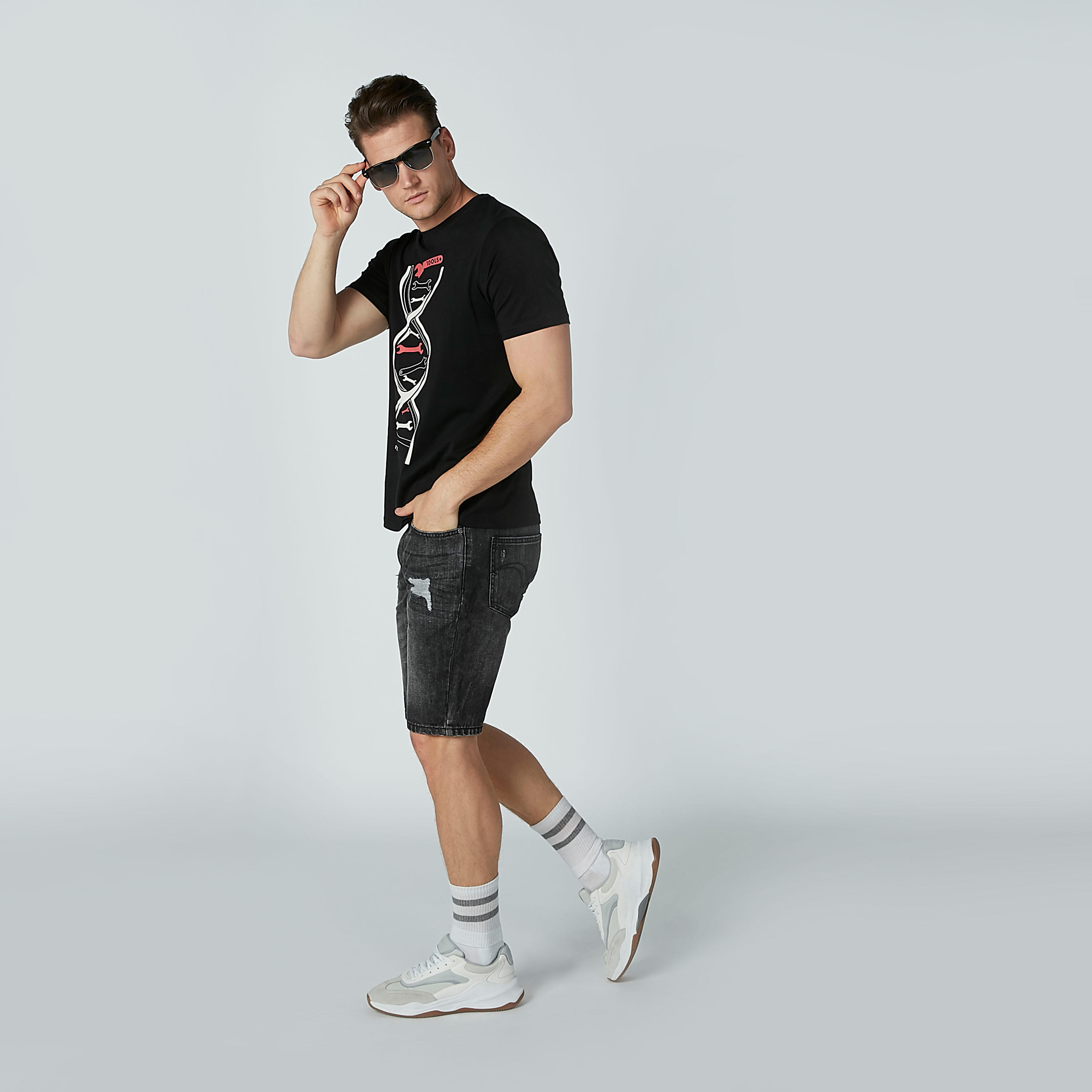 تيشيرت بياقة مستديرة وأكمام قصيرة وطبعات-men-clothing-tshirtsandpolos-tshirts-image-2