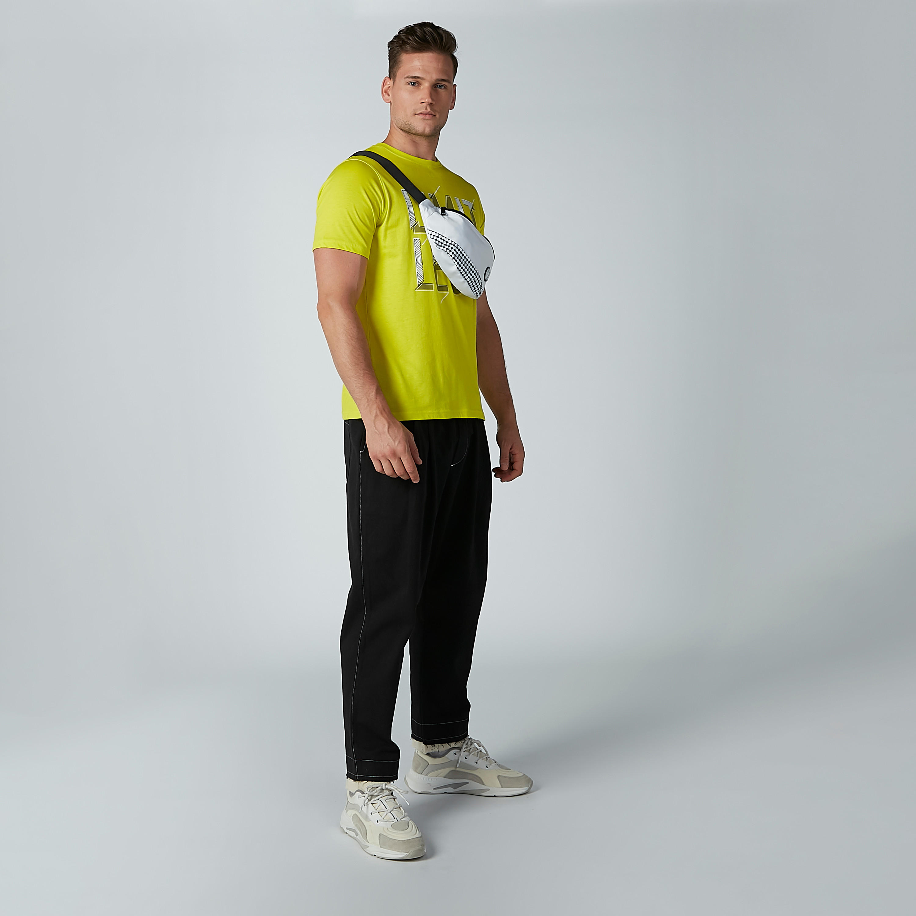 تيشيرت بياقة مستديرة وأكمام قصيرة وطبعات-men-clothing-tshirtsandpolos-tshirts-image-1