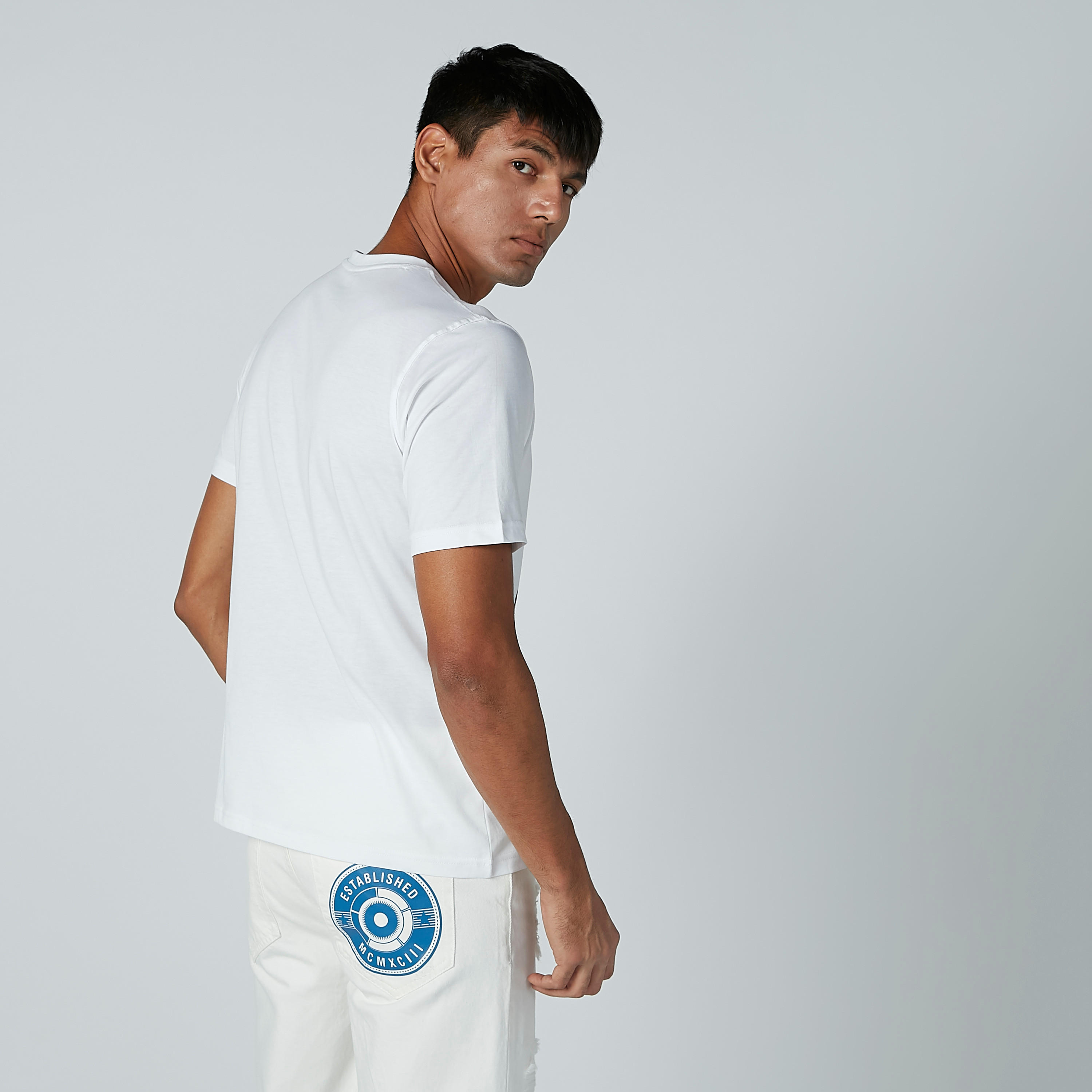 تيشيرت بياقة مستديرة وأكمام قصيرة وطبعات-men-clothing-tshirtsandpolos-tshirts-image-4