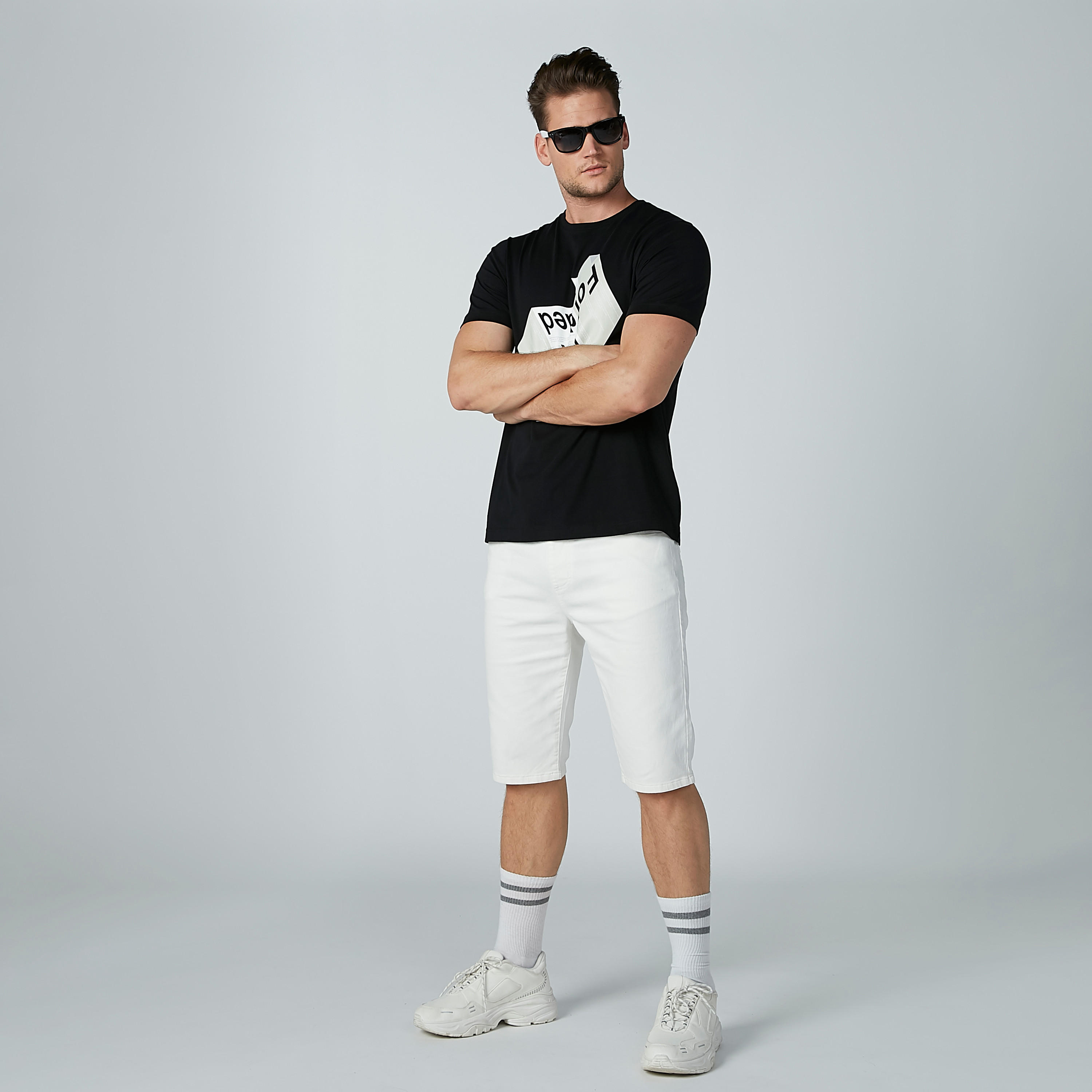 تيشيرت بطبعات وياقة مستديرة وأكمام قصيرة-men-clothing-tshirtsandpolos-tshirts-image-3
