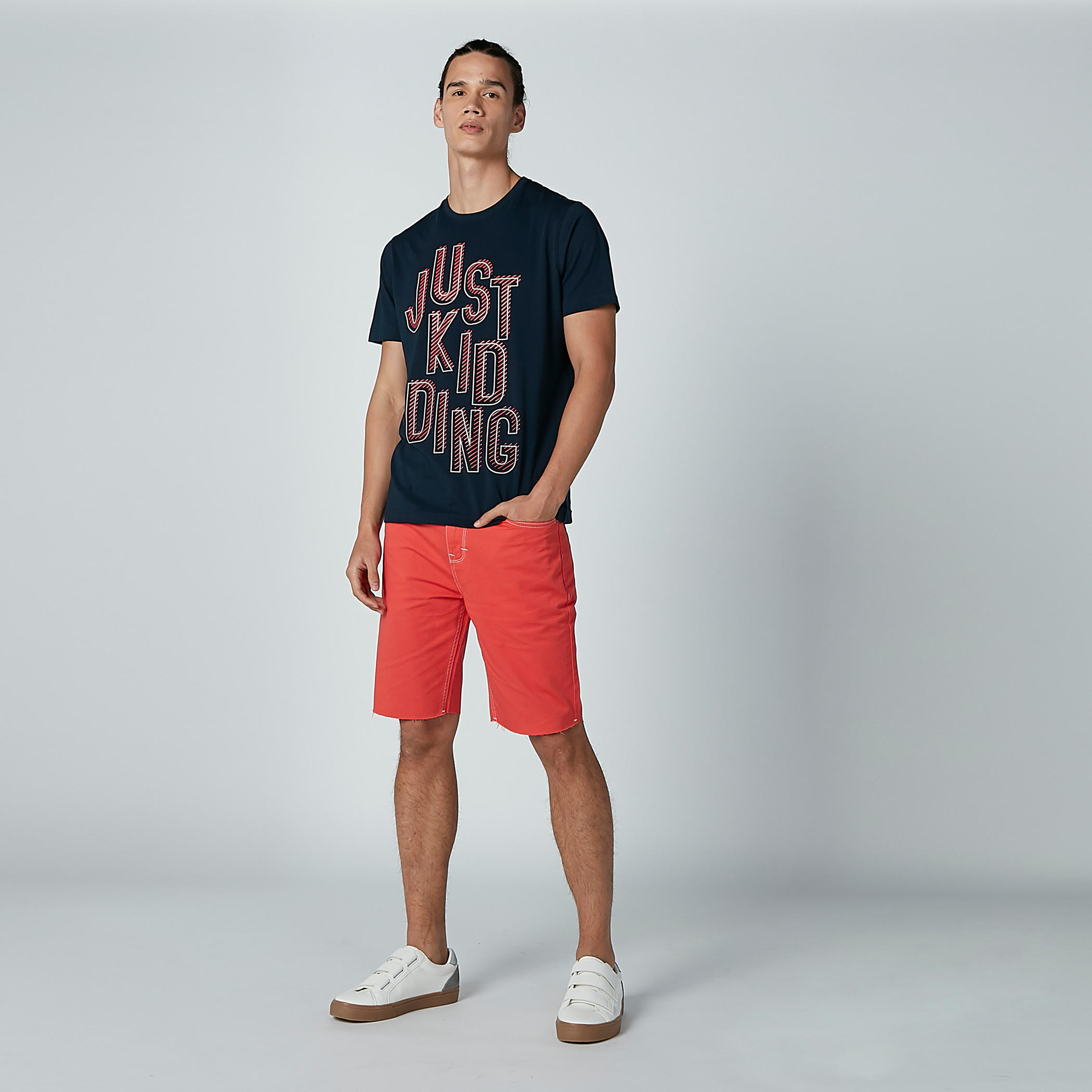 تيشيرت بطبعات وياقة مستديرة وأكمام قصيرة-men-clothing-tshirtsandpolos-tshirts-image-2