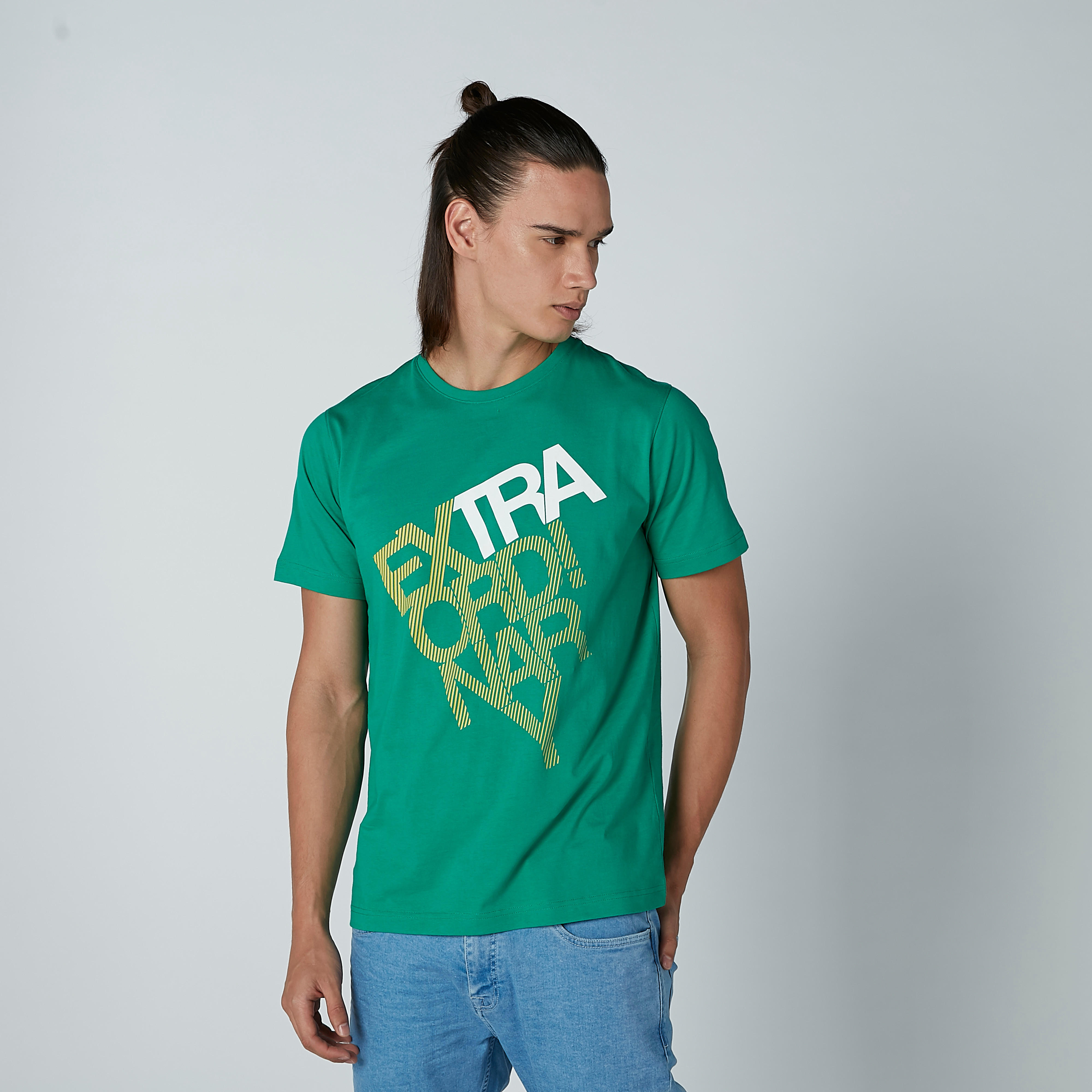 تيشيرت بياقة مستديرة وأكمام قصيرة وطبعات نصيّة-men-clothing-tshirtsandpolos-tshirts-image-1