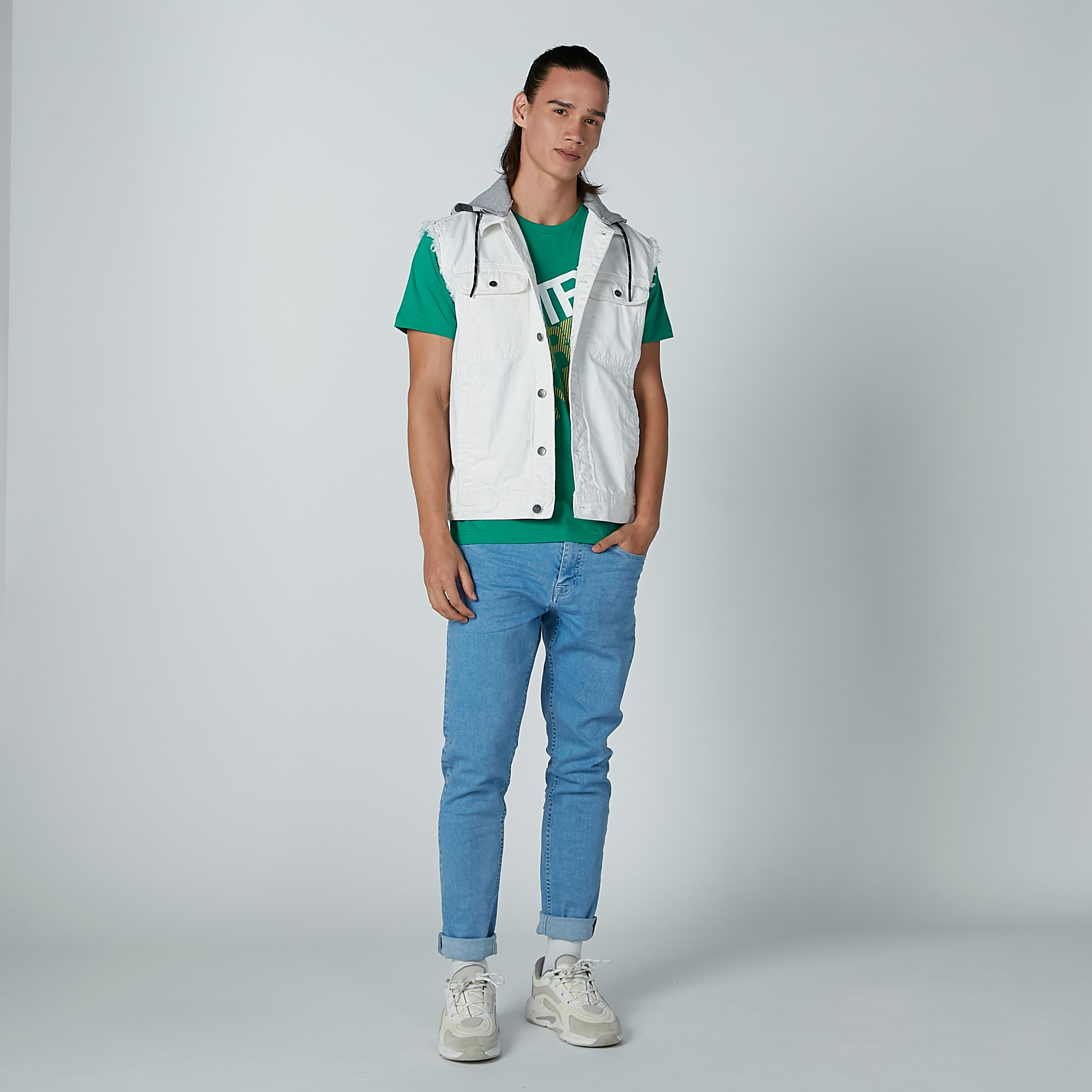 تيشيرت بياقة مستديرة وأكمام قصيرة وطبعات نصيّة-men-clothing-tshirtsandpolos-tshirts-image-3