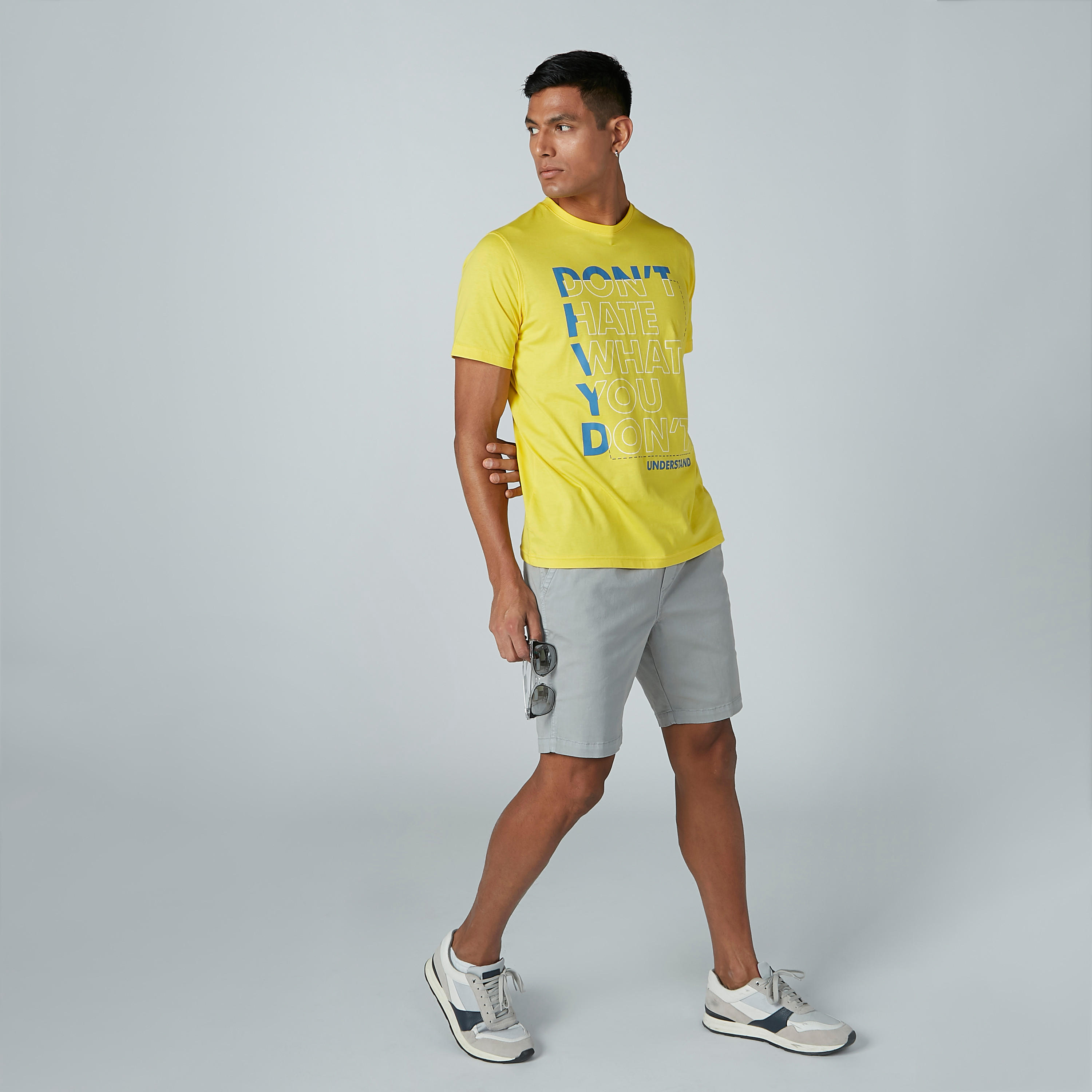تيشيرت بياقة مستديرة وأكمام قصيرة وطبعات-men-clothing-tshirtsandpolos-tshirts-image-2