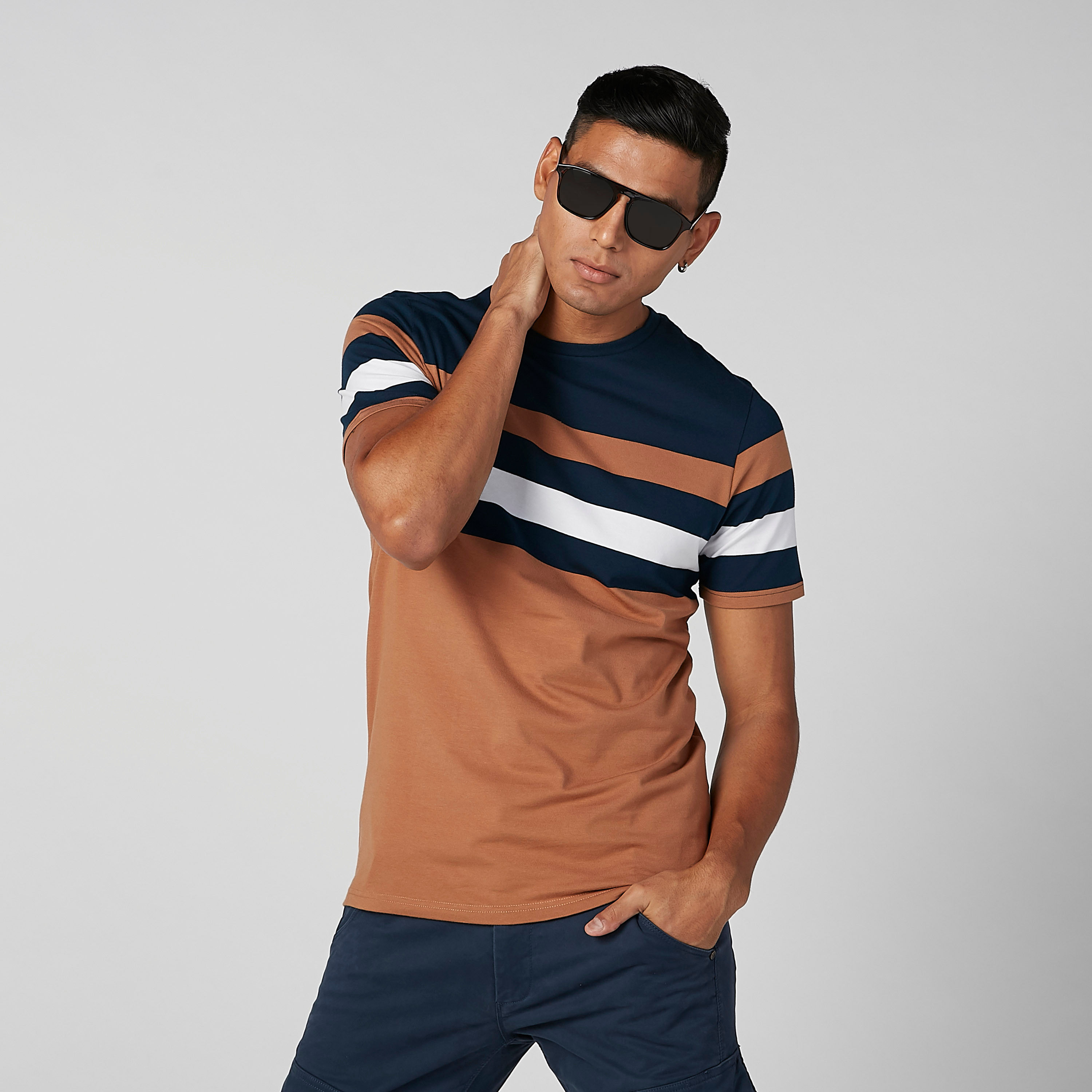 تيشيرت مستدام مقلّم بياقة ضيقة وأكمام قصيرة-men-clothing-tshirtsandpolos-tshirts-image-1