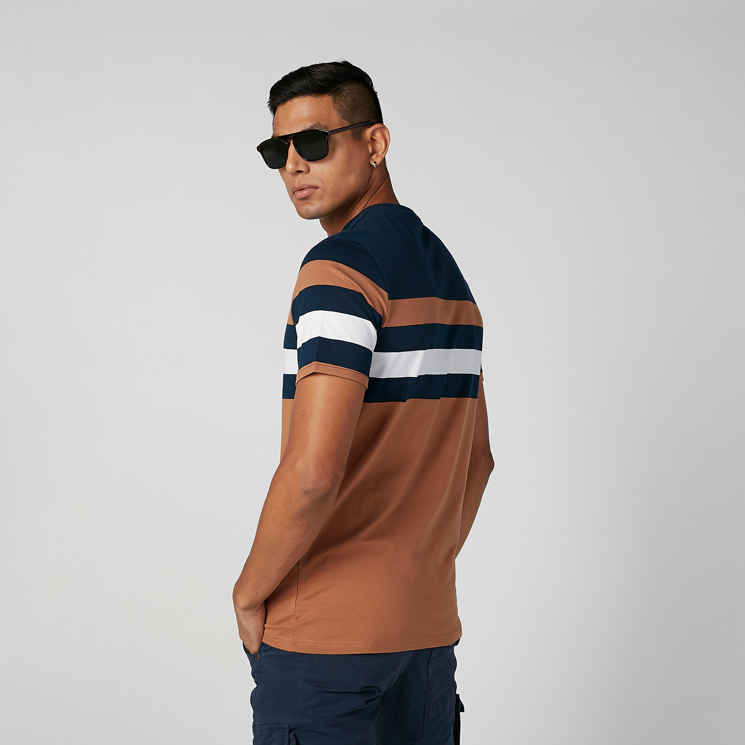 تيشيرت مستدام مقلّم بياقة ضيقة وأكمام قصيرة-men-clothing-tshirtsandpolos-tshirts-image-2