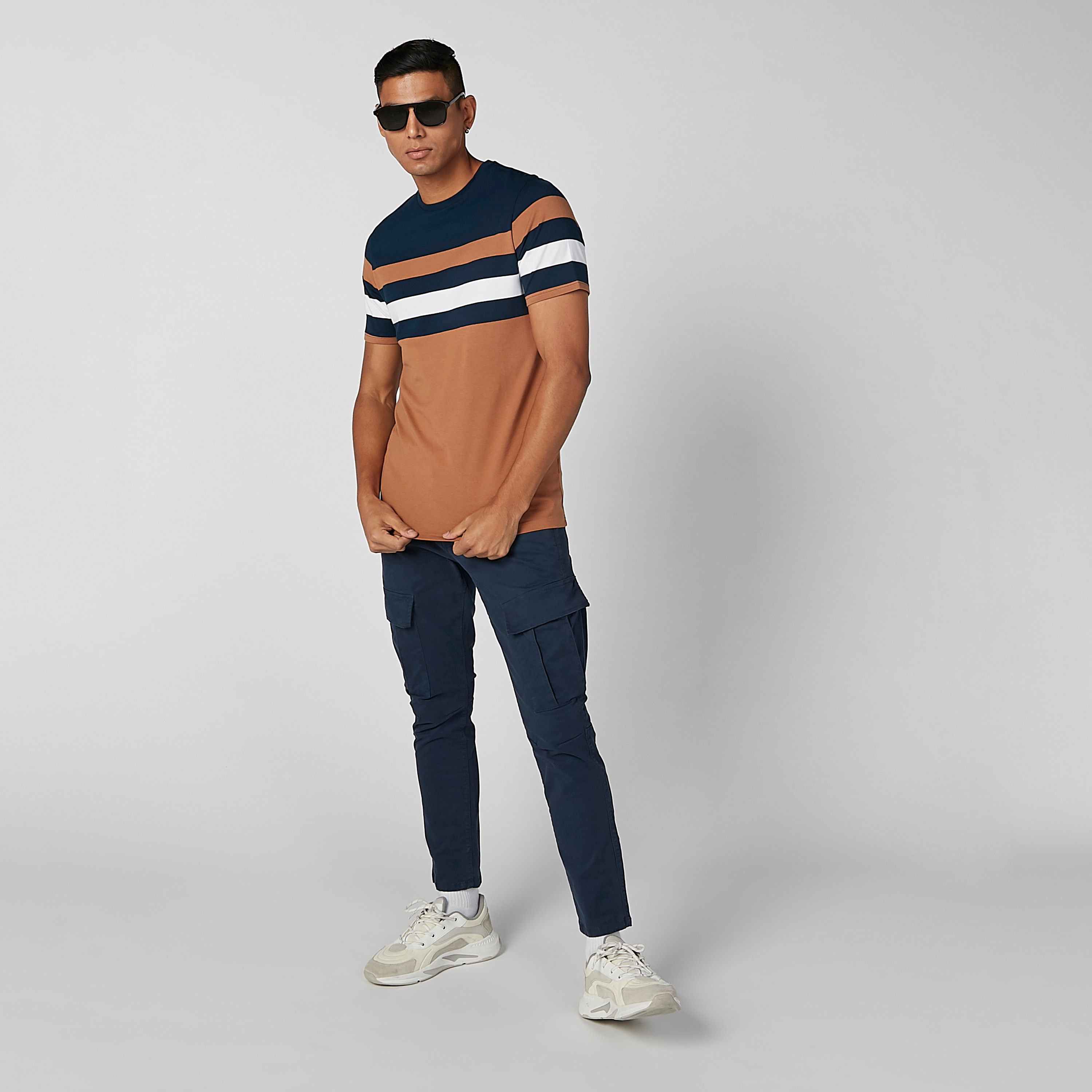 تيشيرت مستدام مقلّم بياقة ضيقة وأكمام قصيرة-men-clothing-tshirtsandpolos-tshirts-image-3