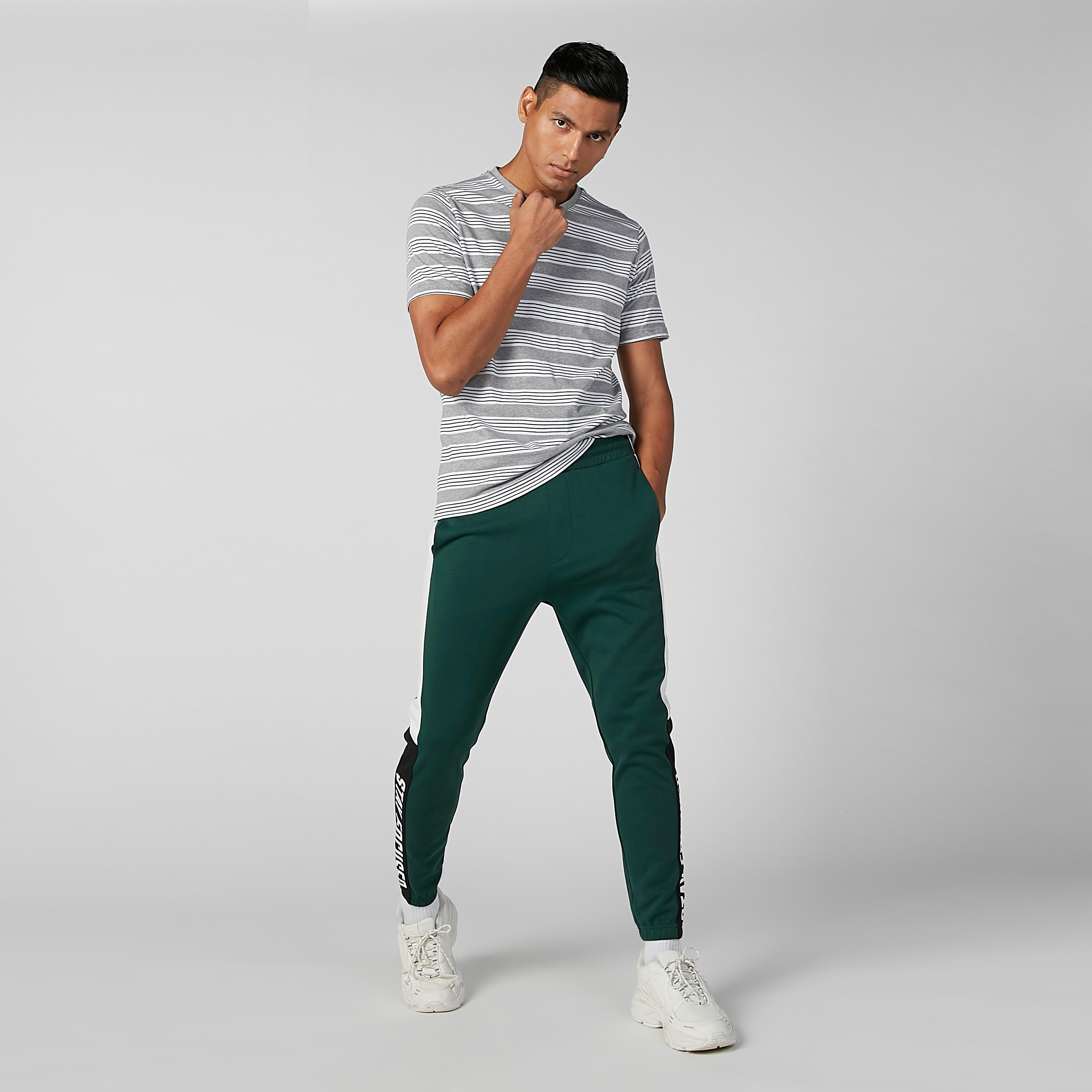 تيشيرت مستدام مقلّم بياقة V وأكمام قصيرة -men-clothing-tshirtsandpolos-tshirts-image-1