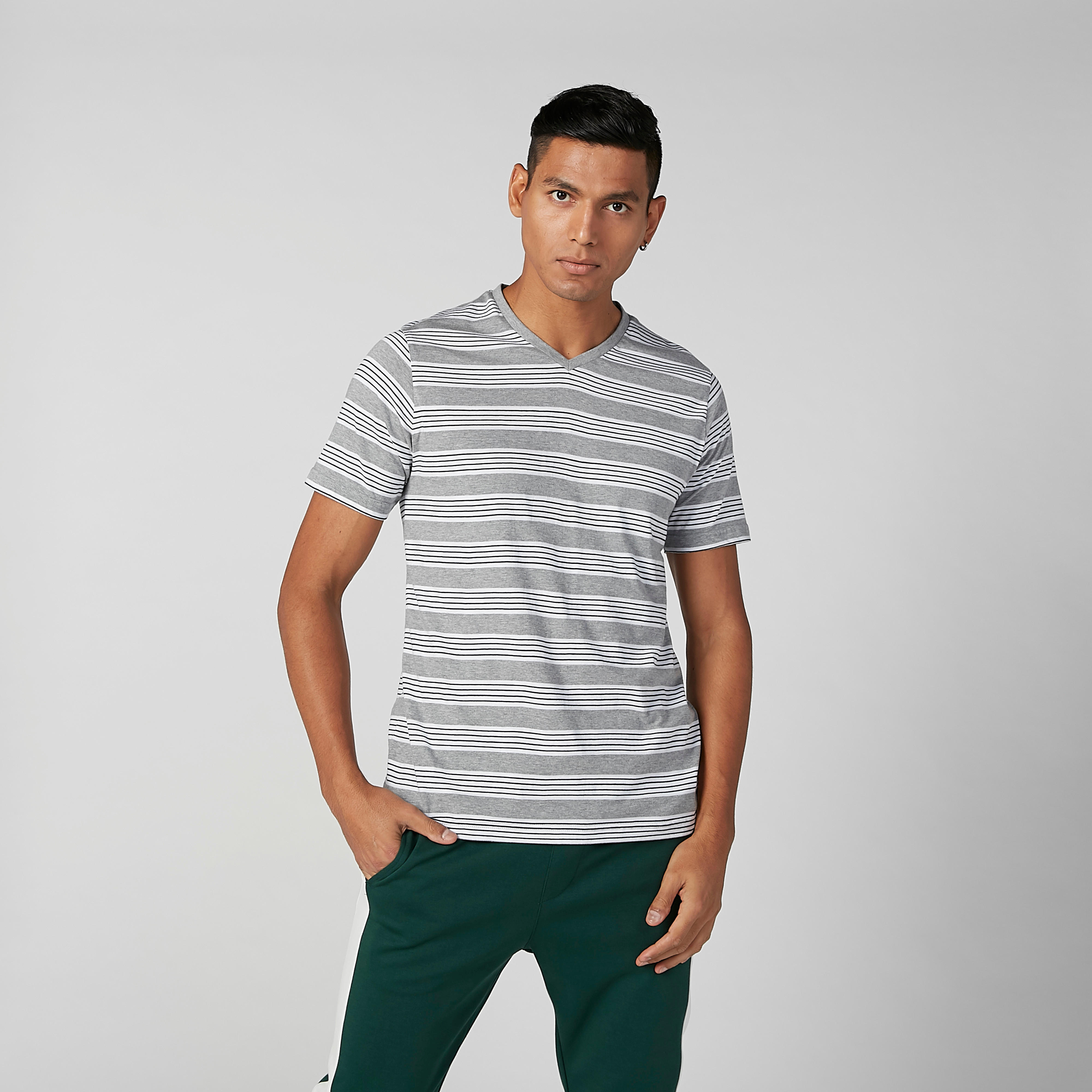 تيشيرت مستدام مقلّم بياقة V وأكمام قصيرة -men-clothing-tshirtsandpolos-tshirts-image-2