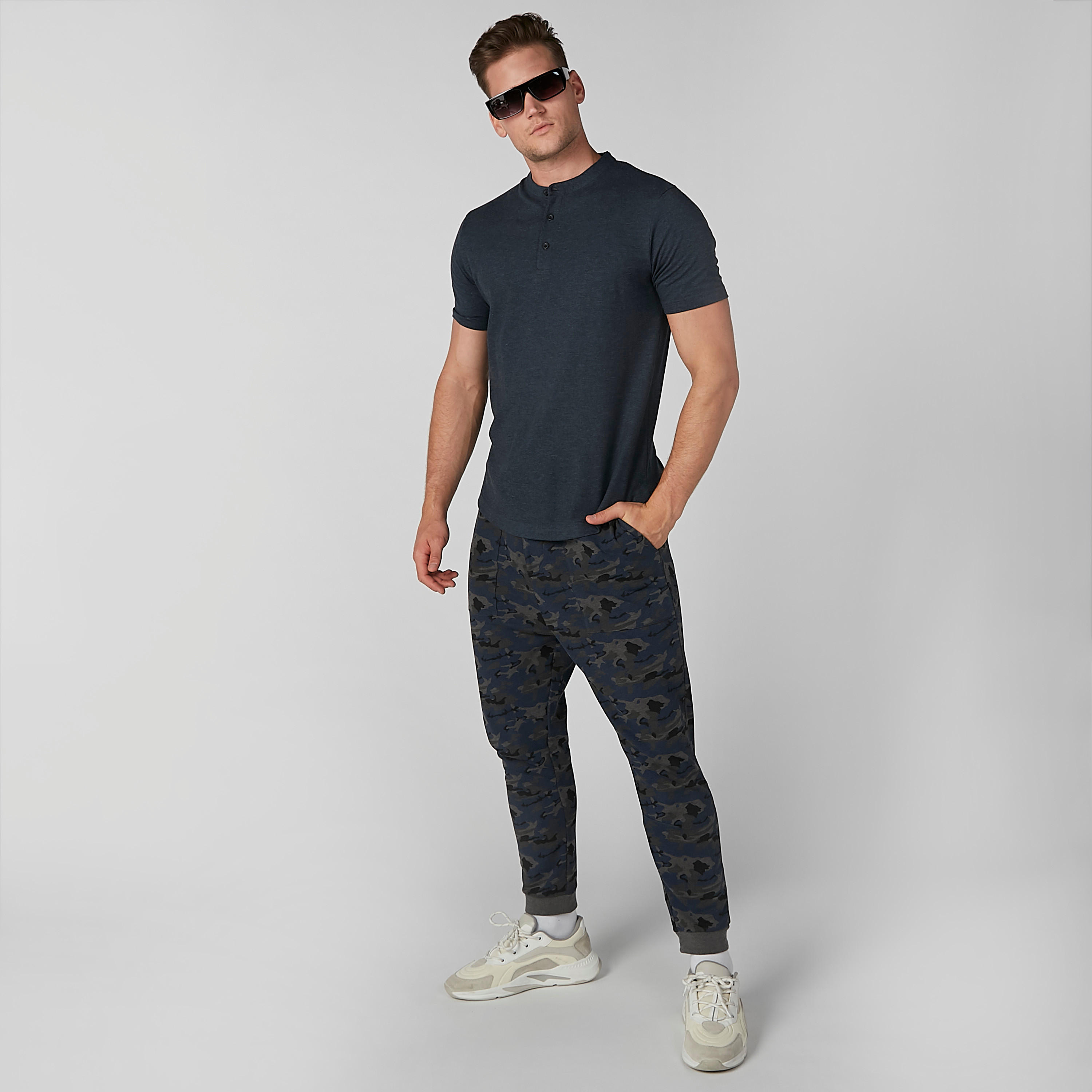 تيشيرت مستدام سادة بياقة هينلي وأكمام قصيرة-men-clothing-tshirtsandpolos-tshirts-image-4
