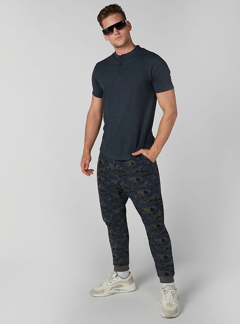 تيشيرت مستدام سادة بياقة هينلي وأكمام قصيرة-men-clothing-tshirtsandpolos-tshirts-image-4