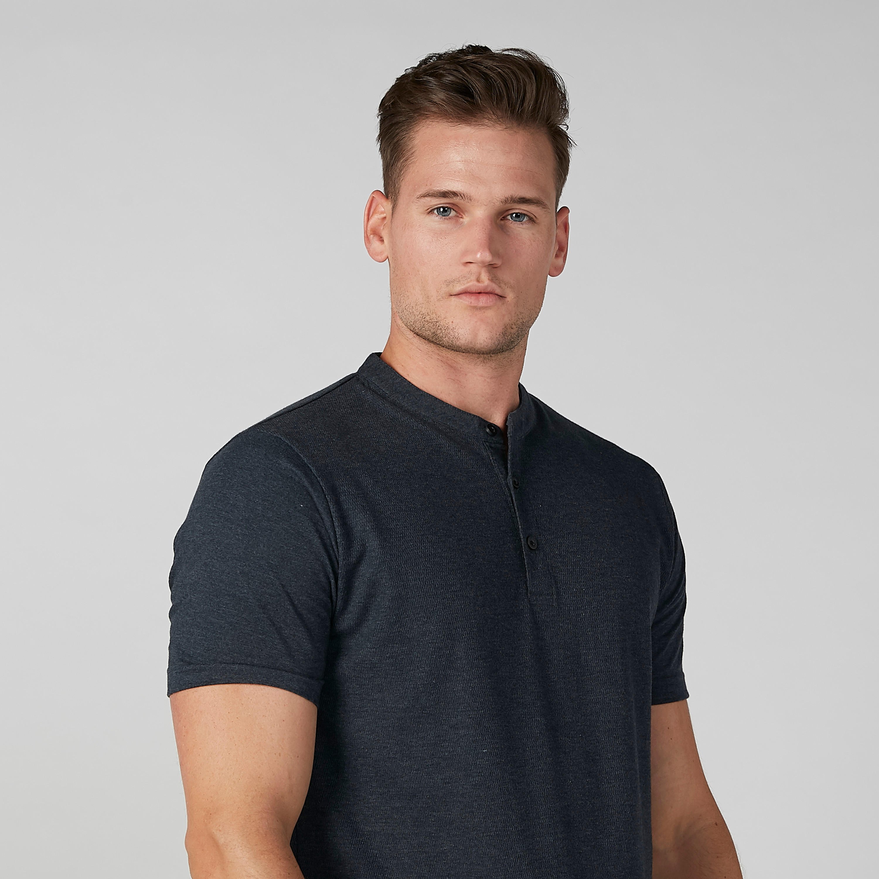 تيشيرت مستدام سادة بياقة هينلي وأكمام قصيرة-men-clothing-tshirtsandpolos-tshirts-image-3