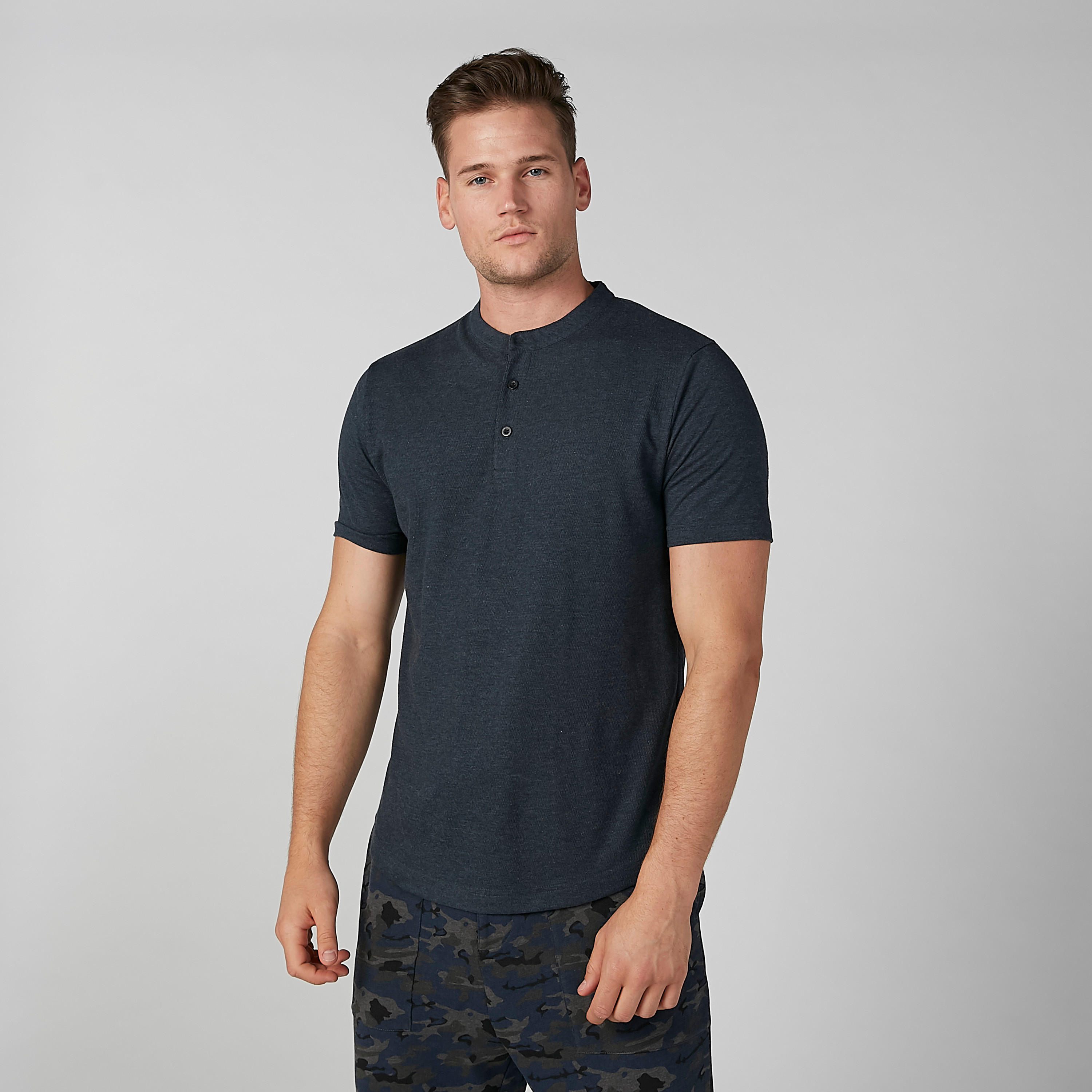 تيشيرت مستدام سادة بياقة هينلي وأكمام قصيرة-men-clothing-tshirtsandpolos-tshirts-image-2