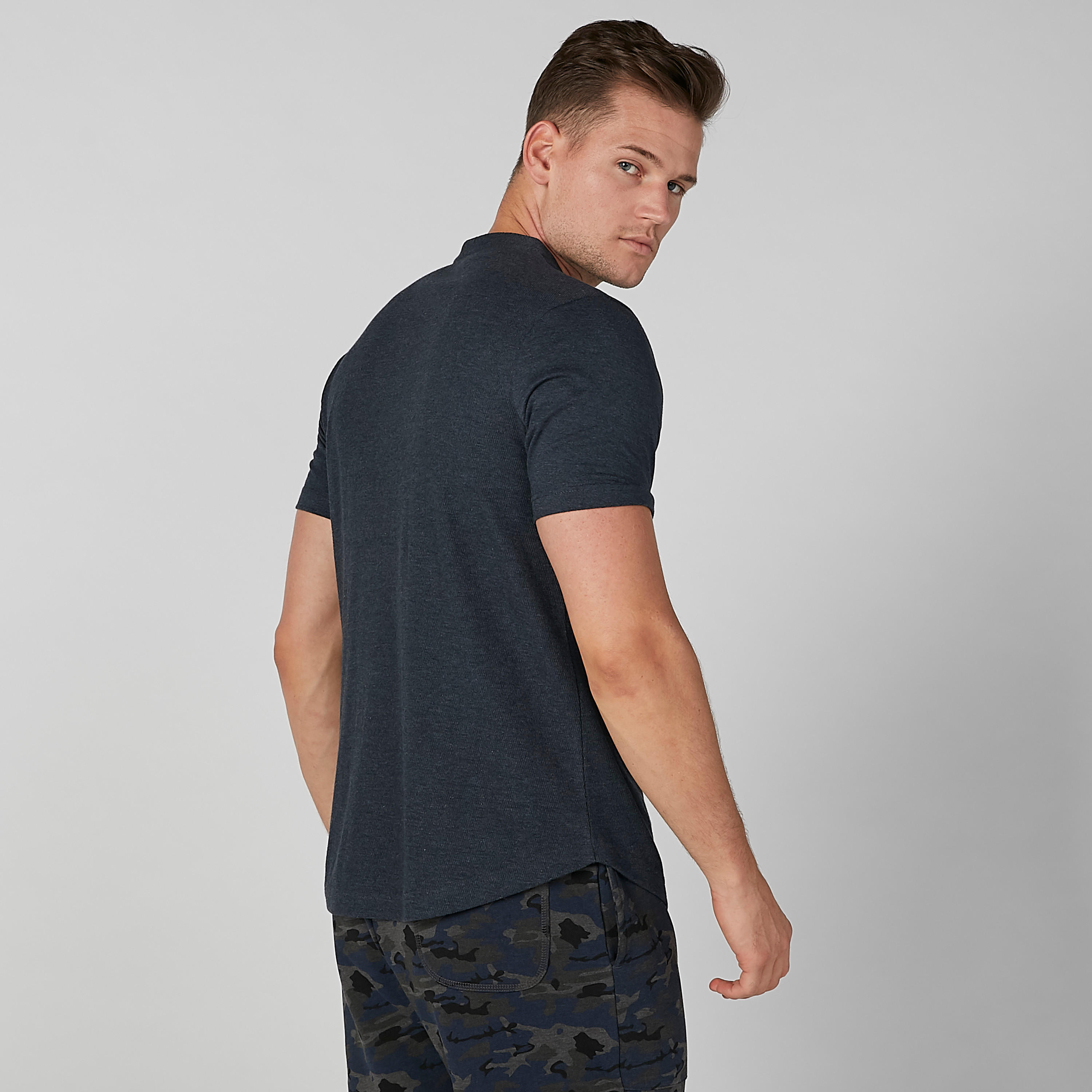تيشيرت مستدام سادة بياقة هينلي وأكمام قصيرة-men-clothing-tshirtsandpolos-tshirts-image-1